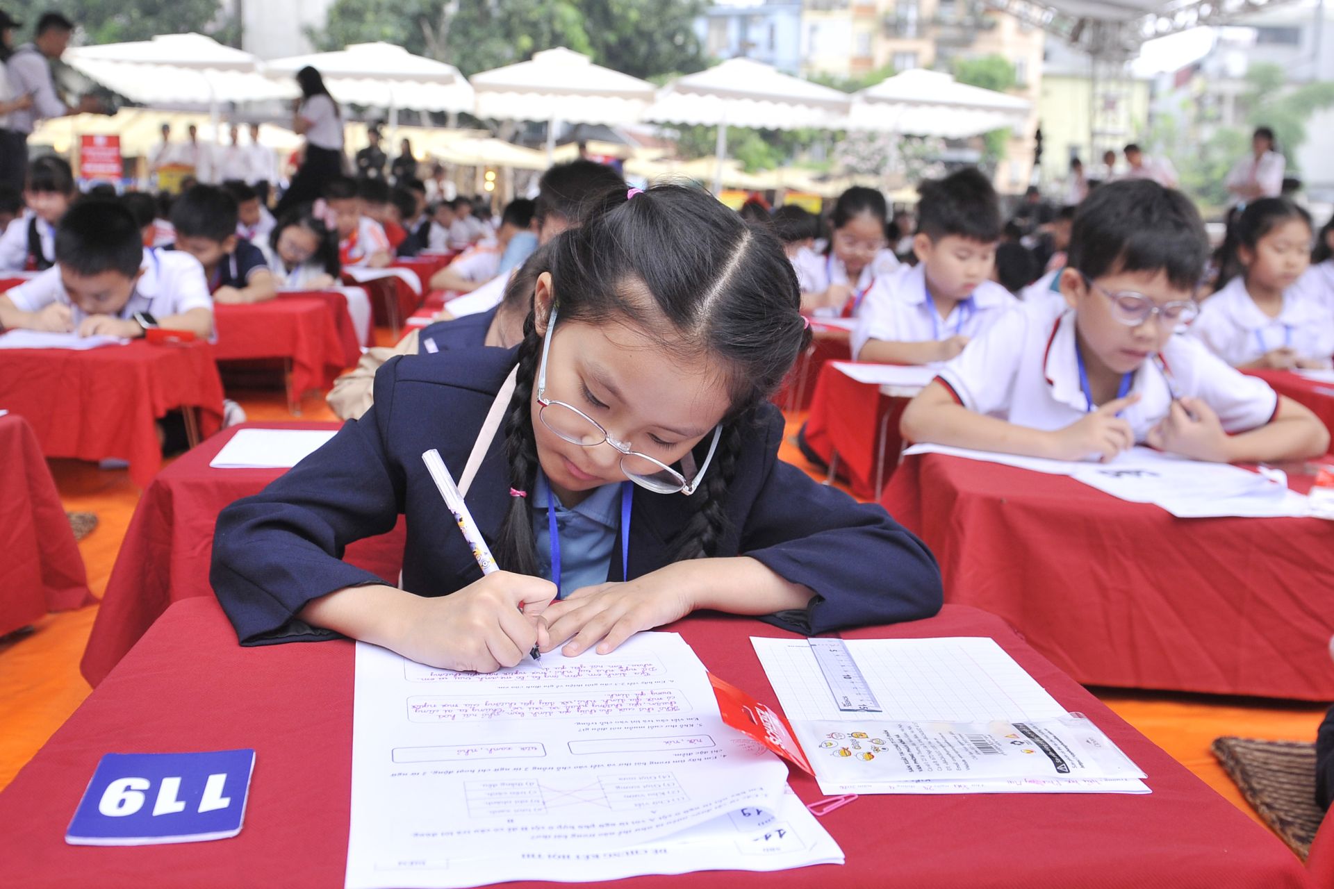 Th&iacute; sinh dự thi tập trung cao độ để ho&agrave;n th&agrave;nh b&agrave;i thi tốt nhất.