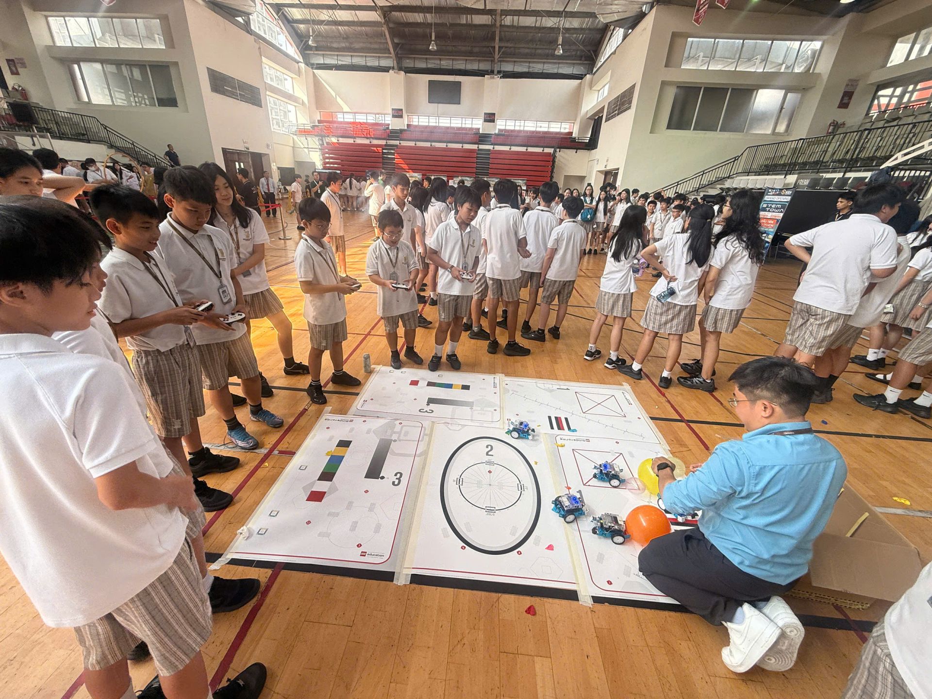 C&ugrave;ng l&agrave;m quen với Robotics