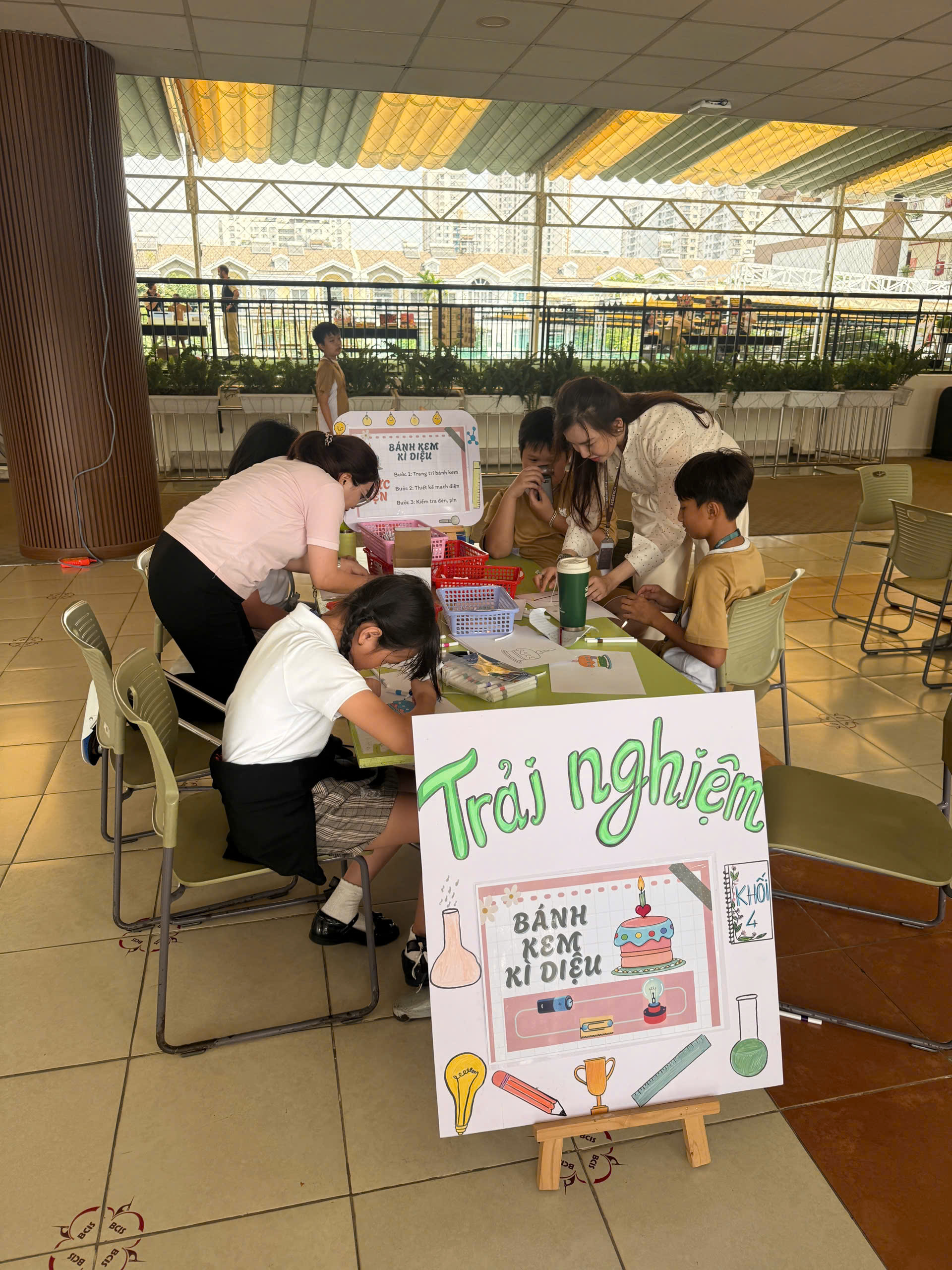 S&acirc;n chơi nhiều sắc m&agrave;u mang lại cho c&aacute;c bạn khối Tiểu học nhiều trải nghiệm th&uacute; vị.