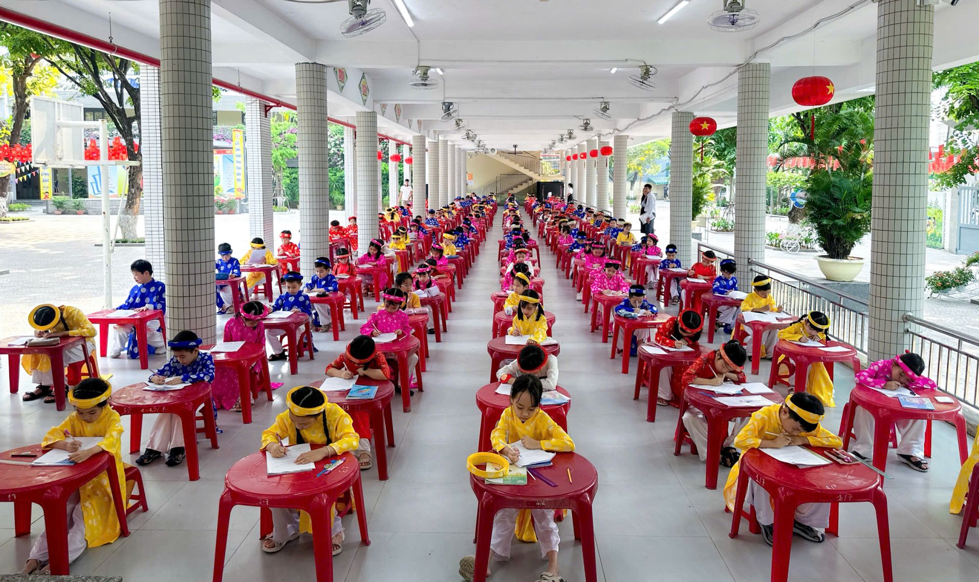 200 học sinh đến từ c&aacute;c khối lớp tham gia, &ldquo;Giao lưu Trạng Nguy&ecirc;n nh&iacute;&rdquo; lần thứ nhất,  tạo n&ecirc;n kh&ocirc;ng kh&iacute; s&ocirc;i nổi, h&agrave;o hứng.