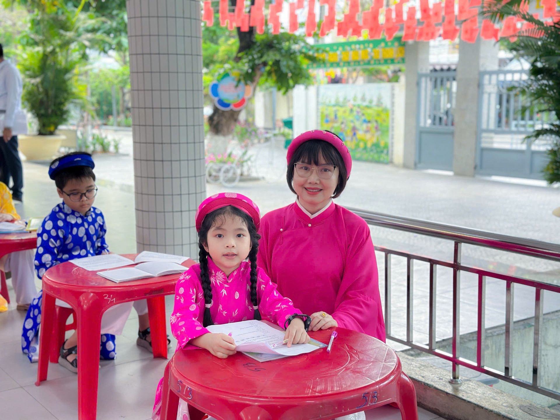 C&ocirc; Phan Thị Tuyết Lan, Hiệu trưởng chia sẽ động vi&ecirc;n c&aacute;c bạn tham gia chương tr&igrave;nh.