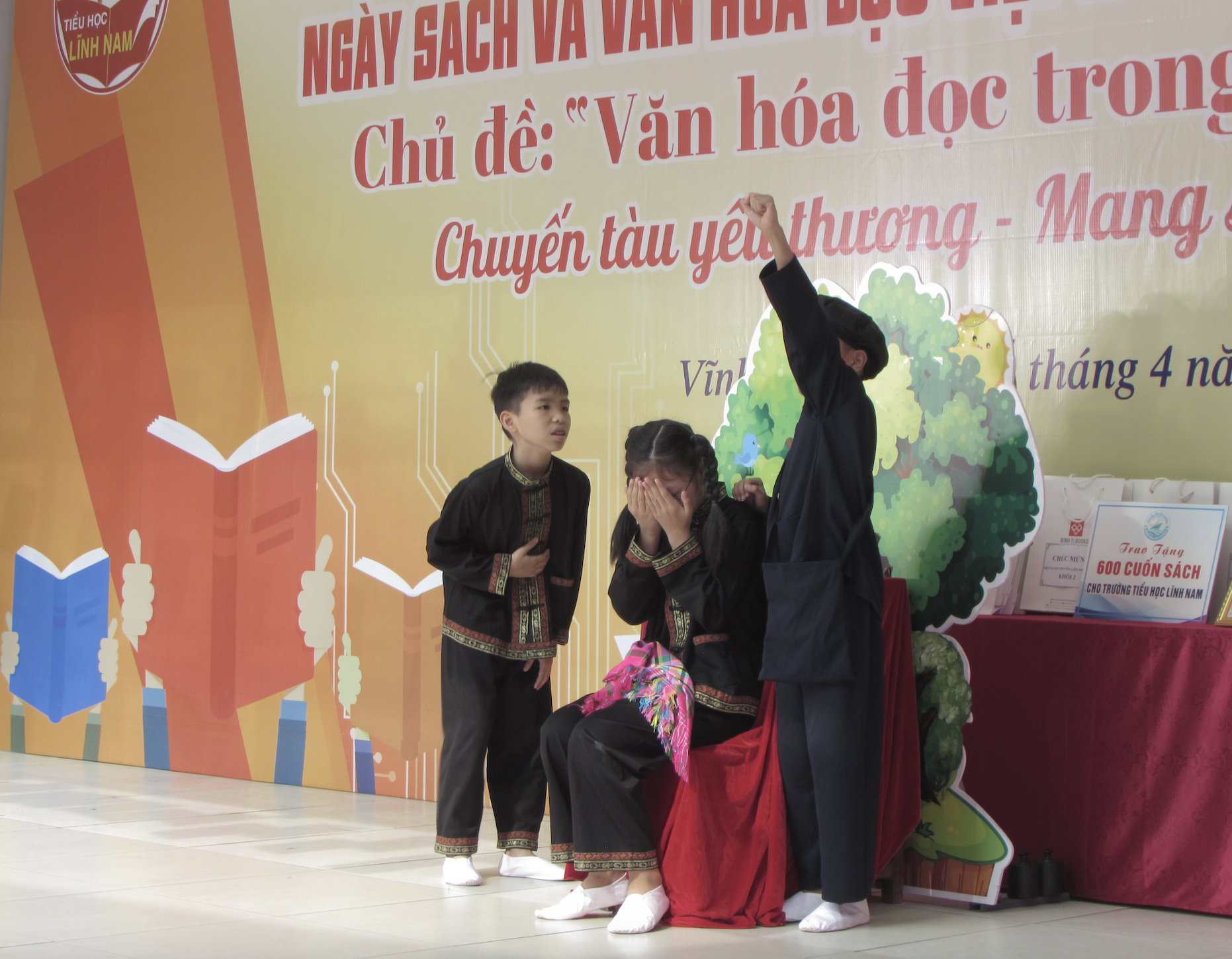 C&aacute;c em học sinh biểu diễn hoạt cảnh giới thiệu s&aacute;ch.