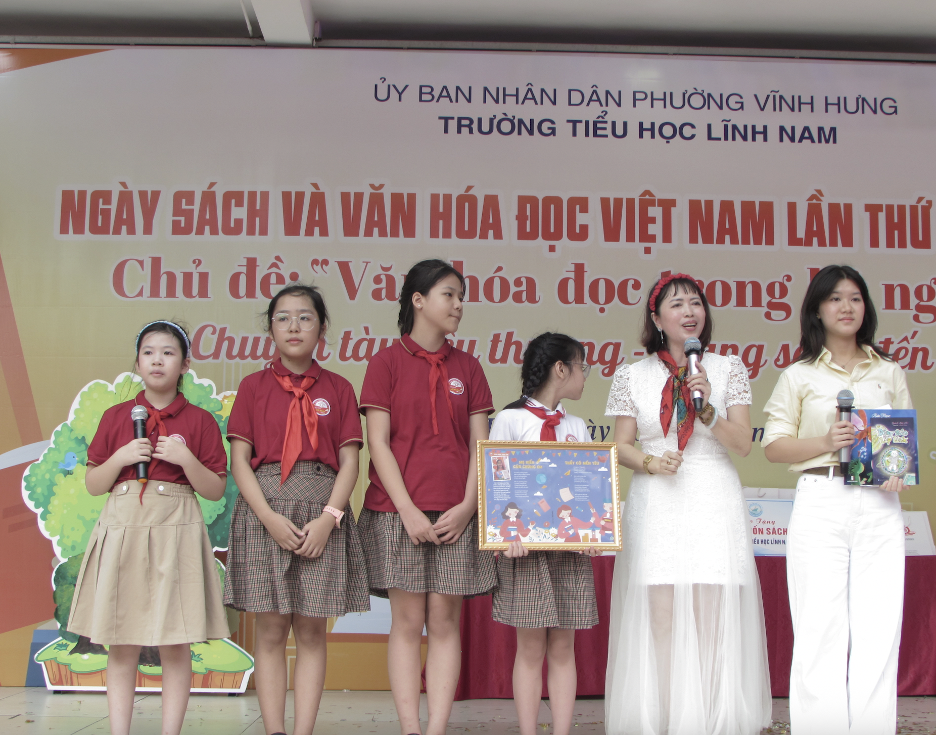 : Phần giao lưu đọc thơ th&uacute; vị của c&aacute;c bạn học sinh trường Tiểu học Lĩnh Nam c&ugrave;ng nh&agrave; thơ Bảo Ngọc v&agrave; t&aacute;c giả trẻ Bảo Chi.