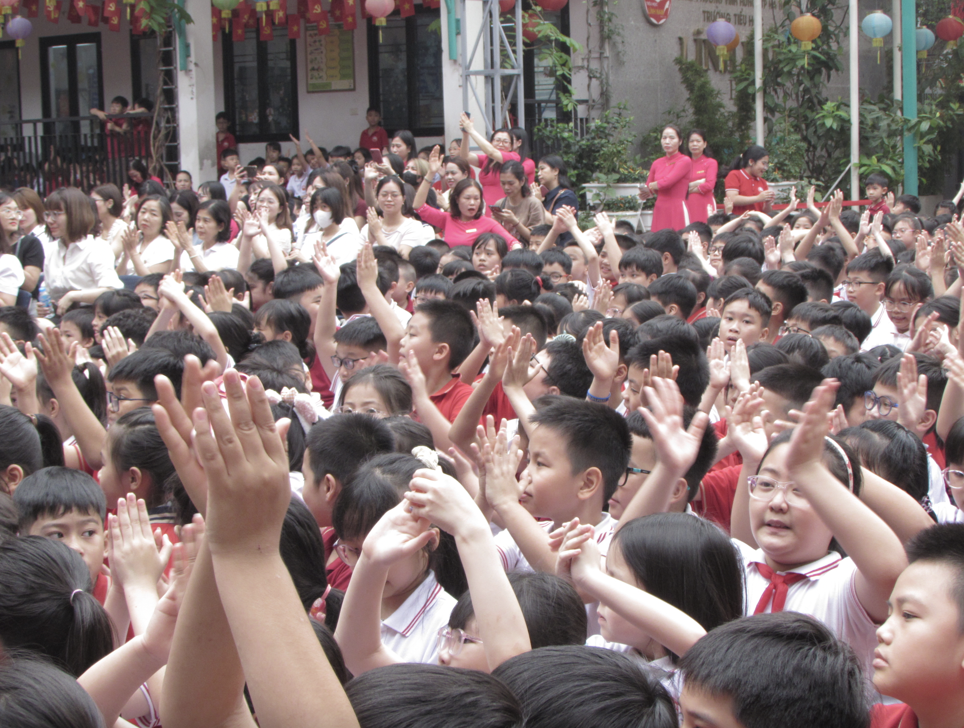 C&aacute;c bạn học sinh trường Tiểu học Lĩnh Nam vui vẻ h&agrave;o hứng tham gia ng&agrave;y hội.