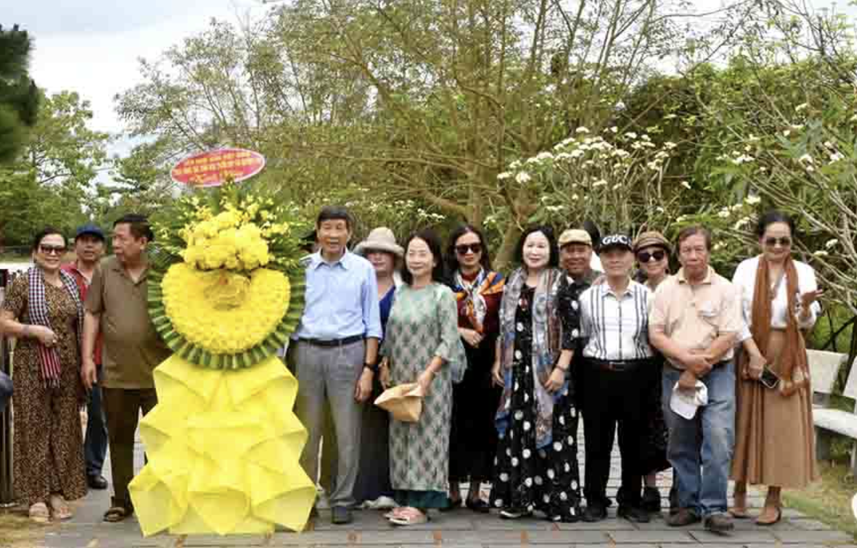 Đo&agrave;n nh&agrave; văn tham gia trại viết thiếu nhi tại Quảng Trị viếng mộ Đại tướng V&otilde; Nguy&ecirc;n Gi&aacute;p.