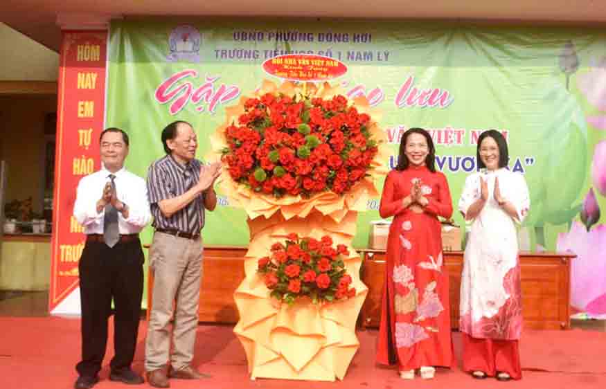 Ban tổ chức trại viết trao tặng lẵng hoa cho Trường Tiểu học số 1 Nam L&yacute;.