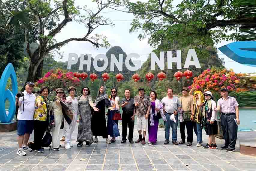 Đo&agrave;n nh&agrave; văn thăm động Phong Nha.