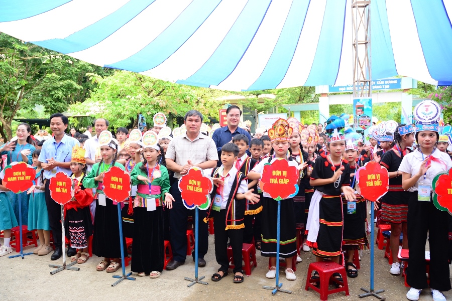 Học sinh c&aacute;c trường miền n&uacute;i trong trang phục truyền thống h&aacute;o hức tham gia Ng&agrave;y hội &ldquo;Tiếng Việt của ch&uacute;ng em&rdquo;. 