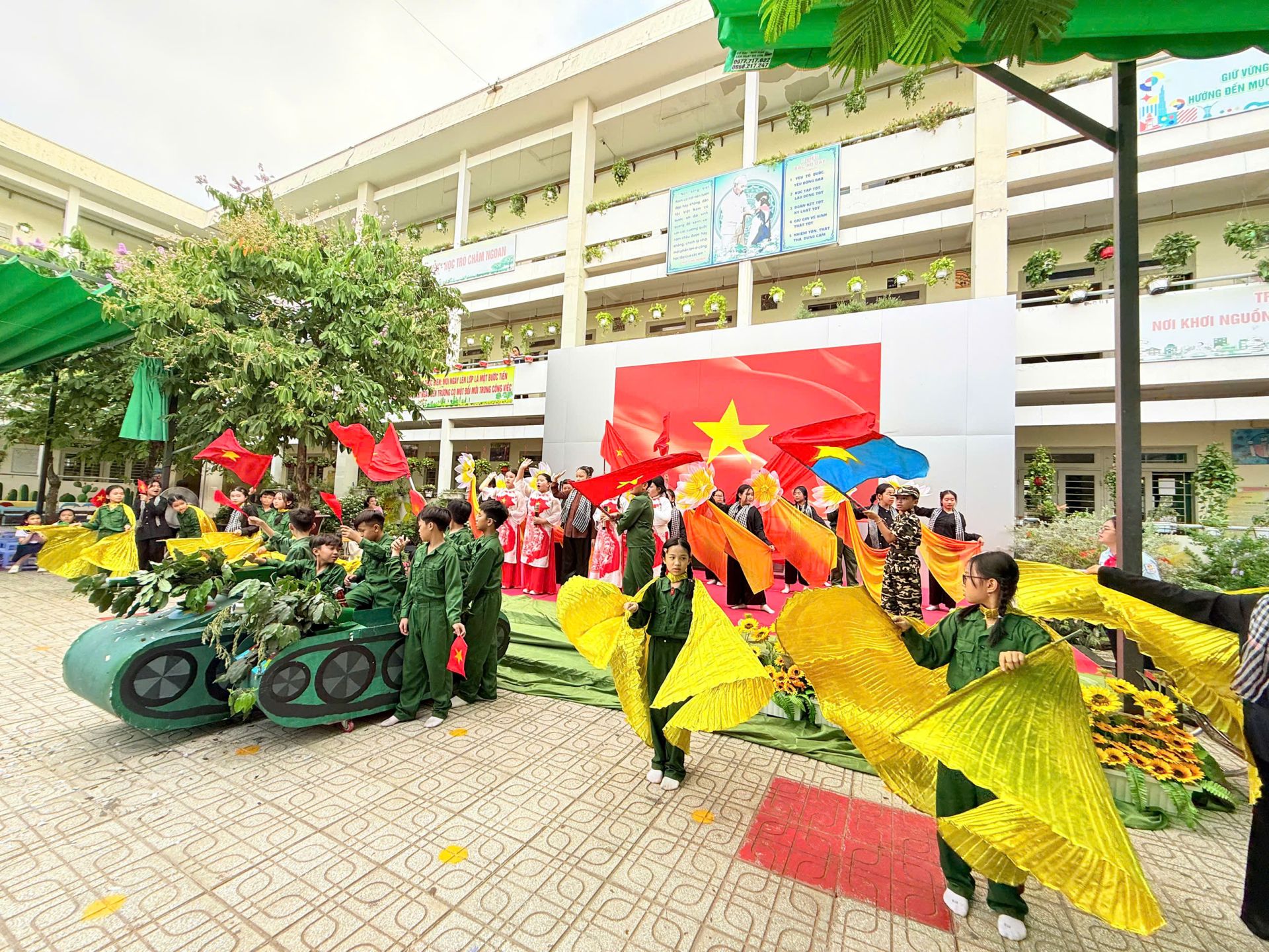 C&aacute;c bạn học sinh trường TH Thuận Kiều (phường Đ&ocirc;ng Hưng Thuận, TP.Hồ Ch&iacute; Minh) tham gia t&aacute;i hiện c&acirc;u chuyện về Chiến dịch Hồ Ch&iacute; Minh qua phần kể chuyện sinh động.