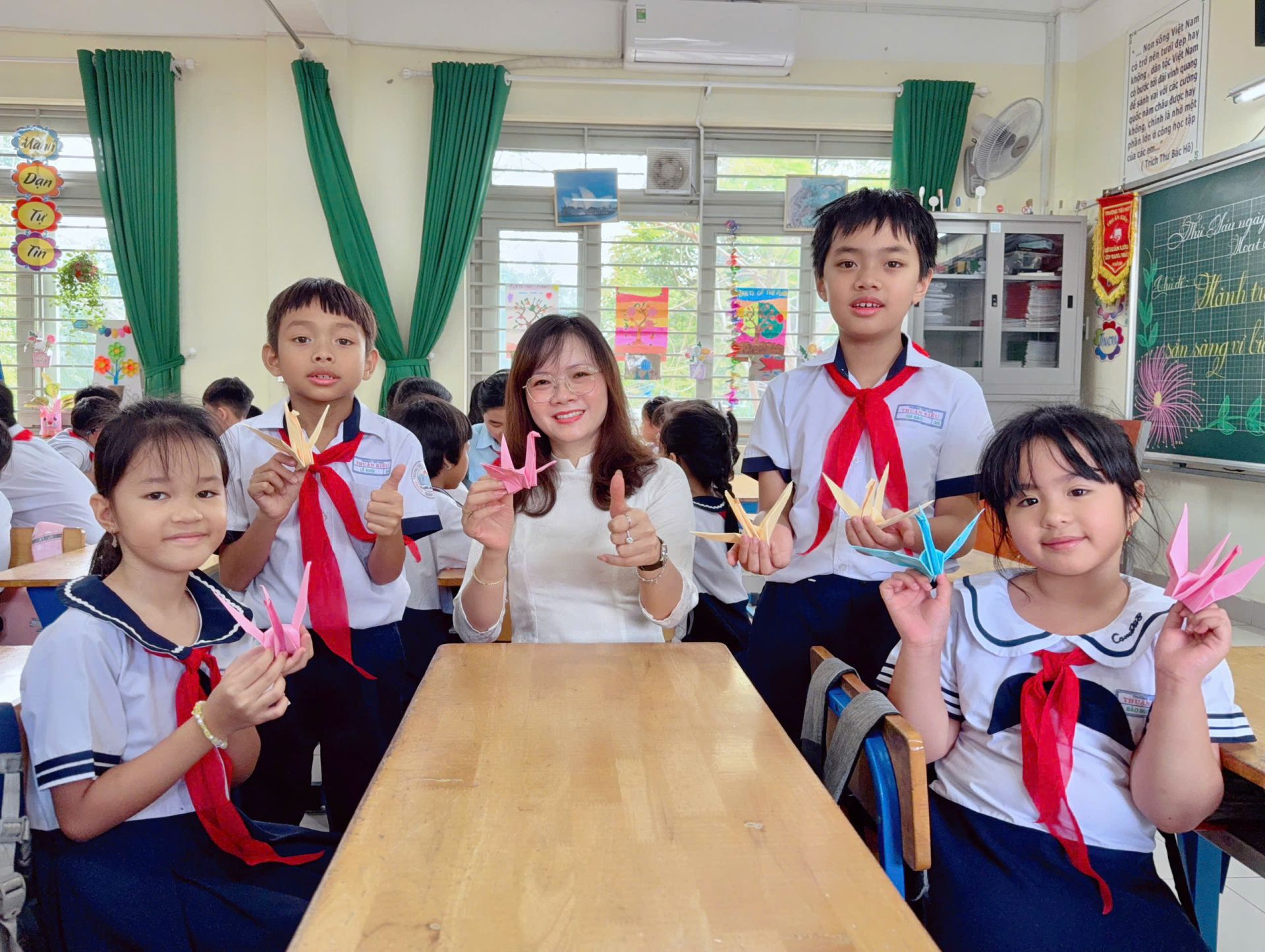 C&ocirc; L&ecirc; Thị Thoa (B&iacute; thư Chi bộ, Hiệu trưởng nh&agrave; trường) đ&atilde; trực tiếp c&ugrave;ng c&aacute;c em học sinh ngồi gấp từng c&aacute;nh hạc. 
