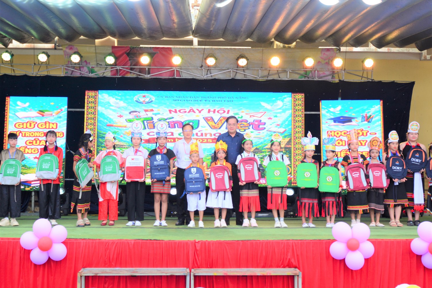 Thầy Trần Nguyễn Minh Th&agrave;nh (&aacute;o xanh) &ndash; Ph&oacute; Gi&aacute;m đốc Sở GD&ĐT TP. Đ&agrave; Nẵng, trao qu&agrave; cho c&aacute;c bạn học sinh tại ng&agrave;y hội.