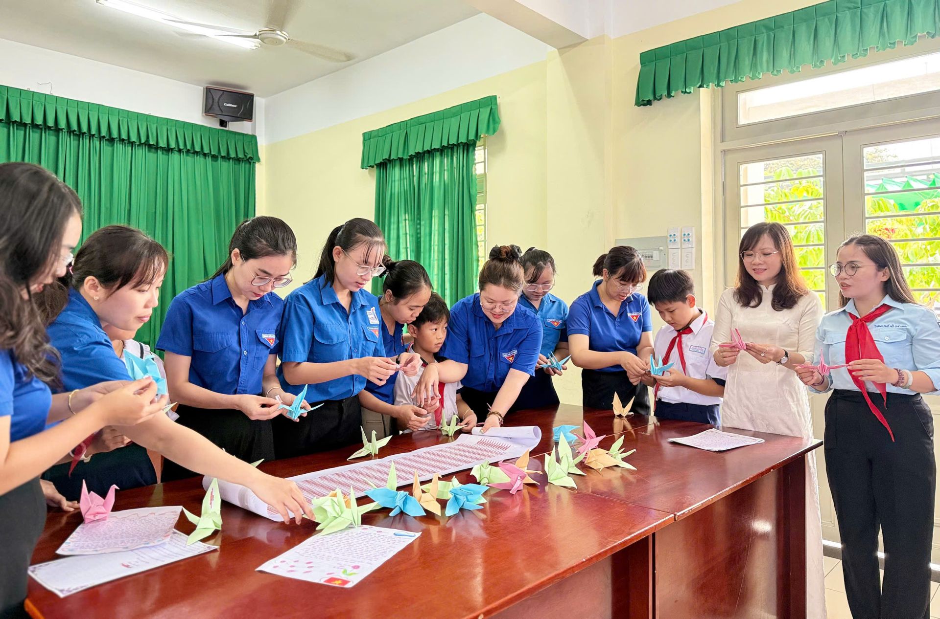 Hoạt động c&ograve;n c&oacute; sự tham gia của Đo&agrave;n phường Đ&ocirc;ng Thuận Hưng v&agrave; Chi đo&agrave;n nh&agrave; trường.