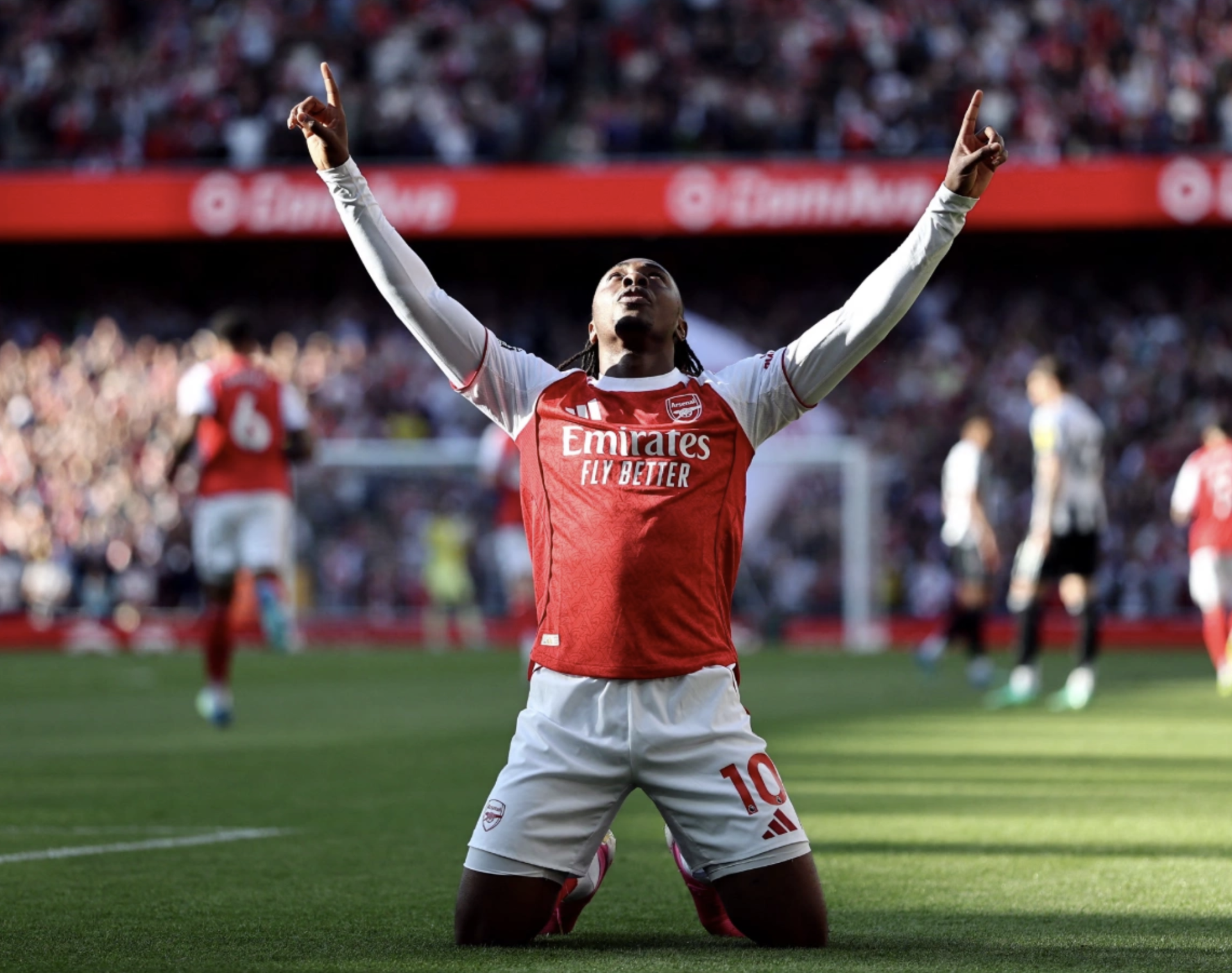 Eberechi Eze ăn mừng b&agrave;n thắng.