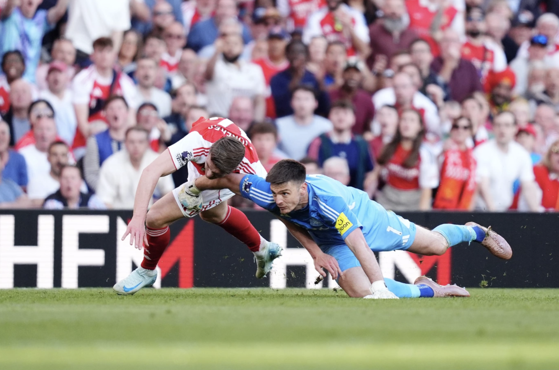 T&igrave;nh huống Nick Pope cản ng&atilde; Viktor Gyokeres v&agrave; phải nhận thẻ v&agrave;ng.