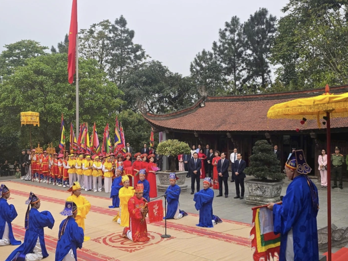 Thực hiện nghi lễ tại Lễ giỗ Đức Quốc Tổ Lạc Long Qu&acirc;n.