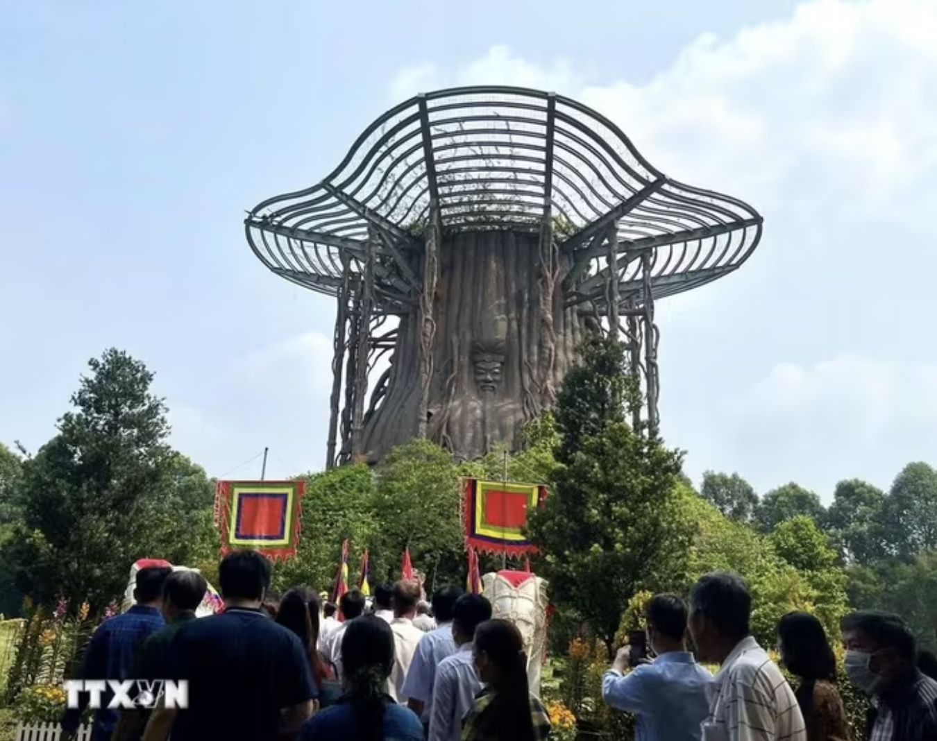 Người d&acirc;n d&acirc;ng hương tưởng nhớ c&aacute;c Vua H&ugrave;ng tại Đền thờ Vua H&ugrave;ng ở B&igrave;nh Dương (cũ).