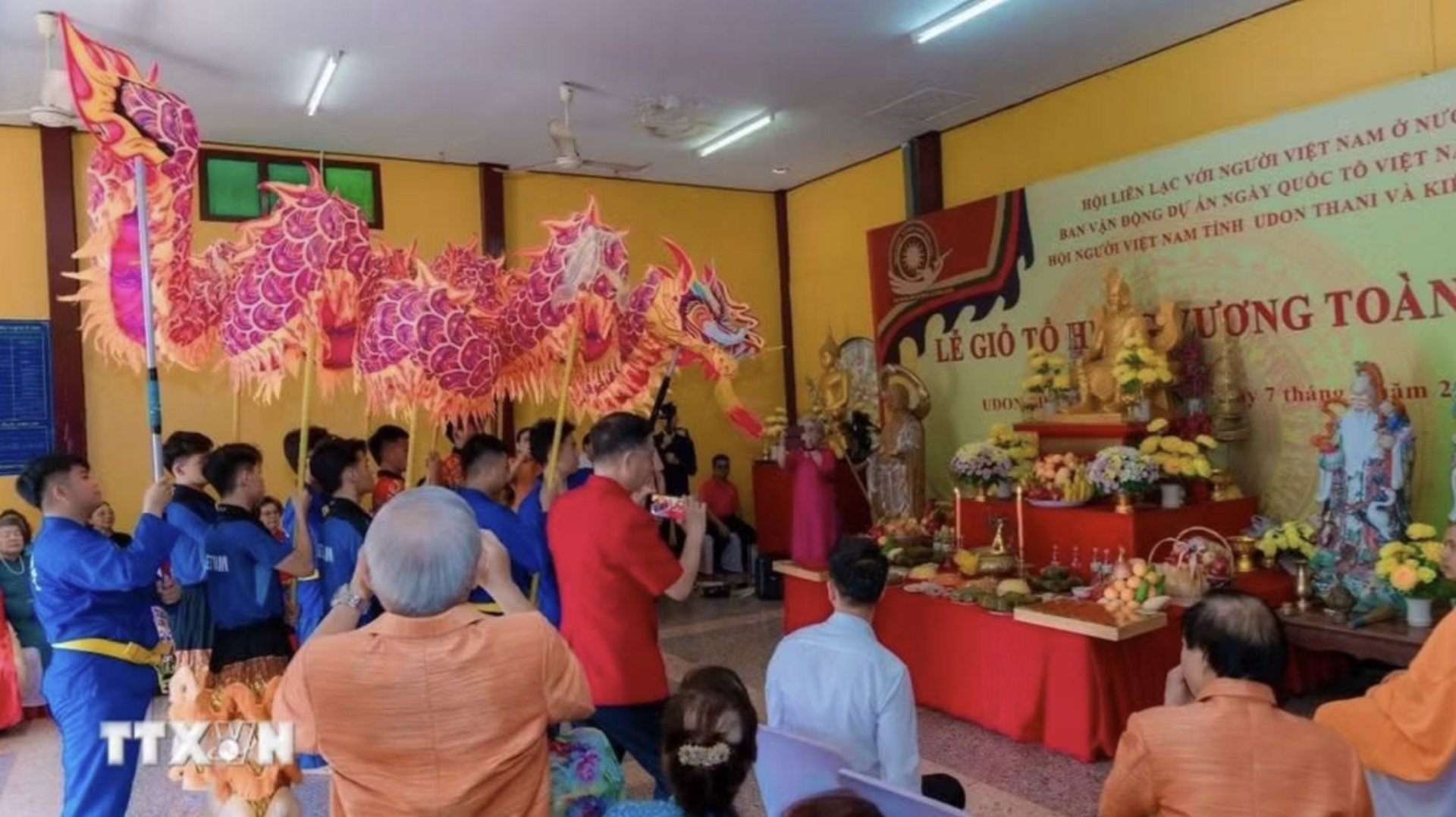 Kiều b&agrave;o tại Udon Thani d&acirc;ng hương giỗ Tổ H&ugrave;ng Vương.