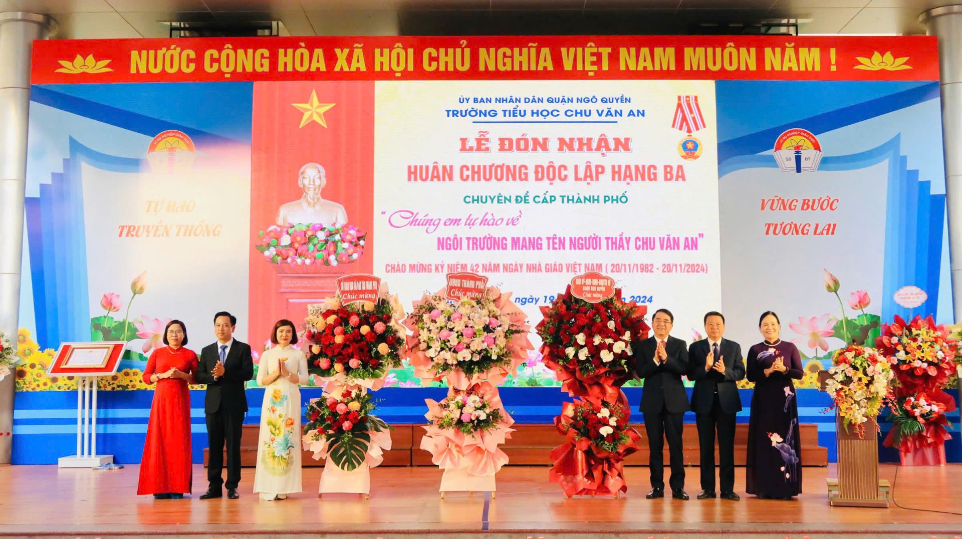 Trường Tiểu học Chu Văn An vinh dự đ&oacute;n nhận Hu&acirc;n chương Độc lập hạng Ba.