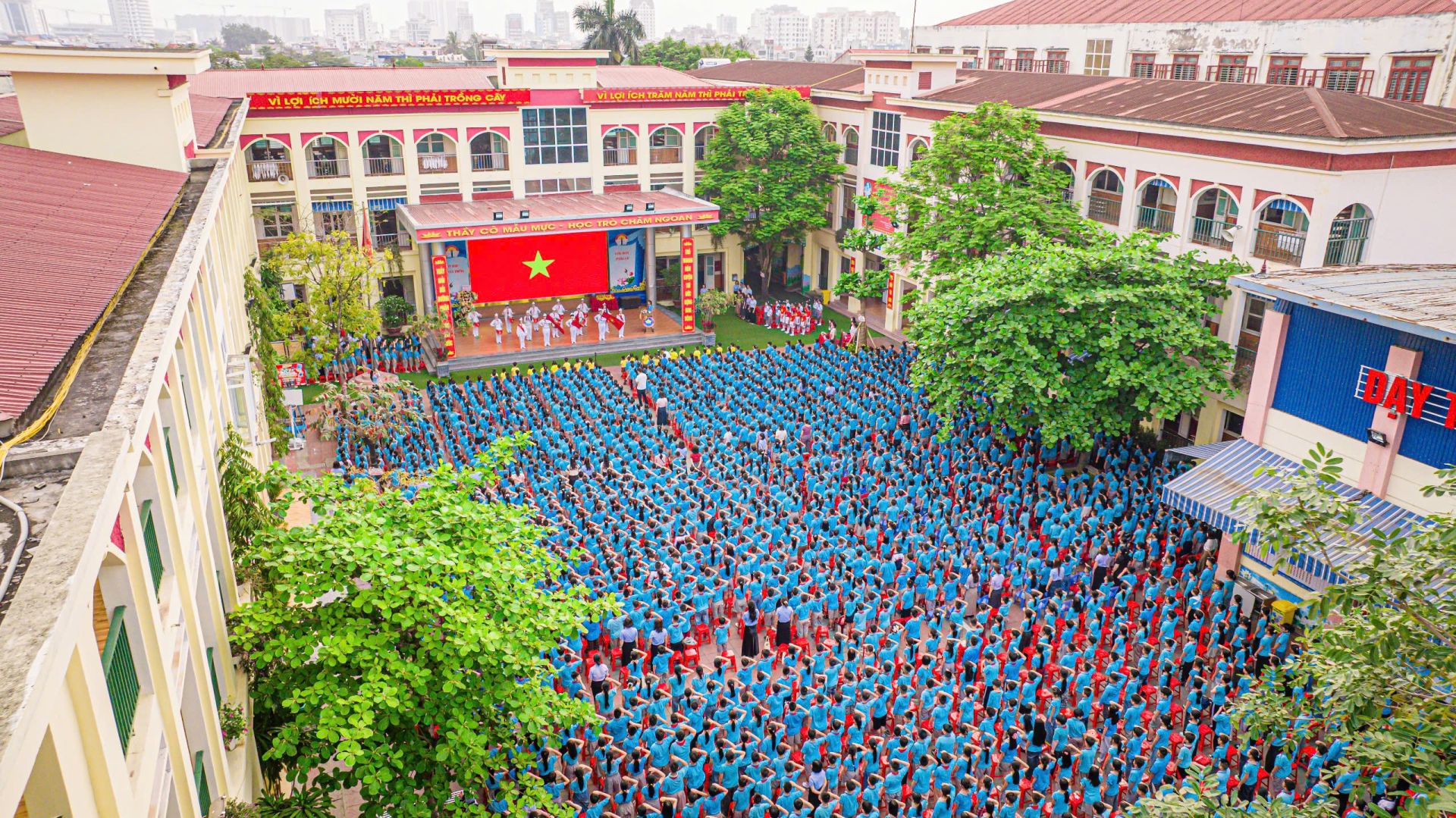 Ng&ocirc;i trường c&oacute; hơn 30 năm x&acirc;y dựng v&agrave; ph&aacute;t triển.