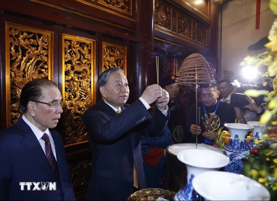 Tổng B&iacute; thư, Chủ tịch nước T&ocirc; L&acirc;m d&acirc;ng hương trong Thượng Cung tại Đền Thượng - Ảnh: TTXVN.