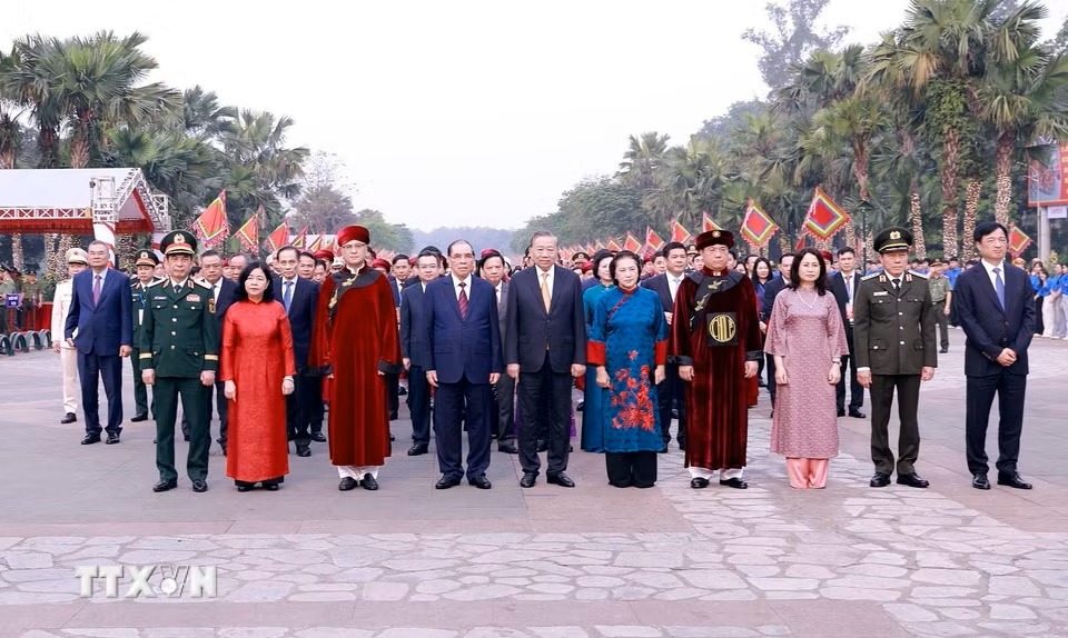 Tổng B&iacute; thư, Chủ tịch nước T&ocirc; L&acirc;m c&ugrave;ng c&aacute;c đồng ch&iacute; l&atilde;nh đạo, nguy&ecirc;n l&atilde;nh đạo Đảng, Nh&agrave; nước khởi h&agrave;nh l&ecirc;n n&uacute;i Nghĩa Lĩnh để d&acirc;ng hương tưởng niệm c&aacute;c vua H&ugrave;ng - Ảnh: TTXVN