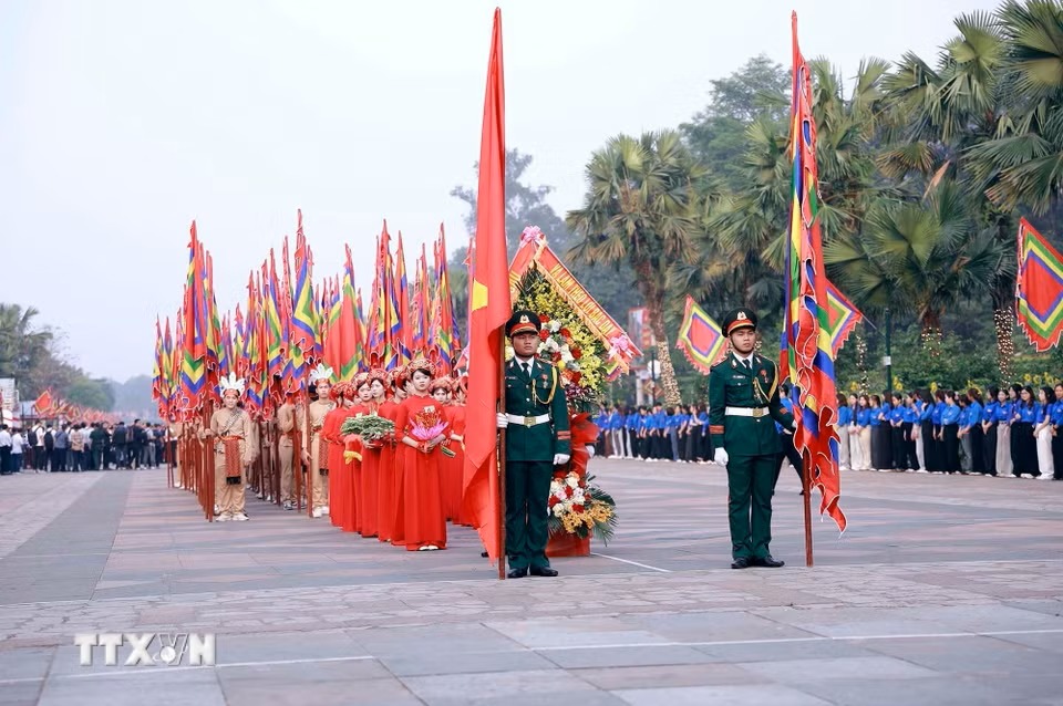 Đo&agrave;n nghi lễ rước kiệu khởi h&agrave;nh l&ecirc;n n&uacute;i Nghĩa Lĩnh, nơi thờ tự c&aacute;c Vua H&ugrave;ng - Ảnh: TTXVN.