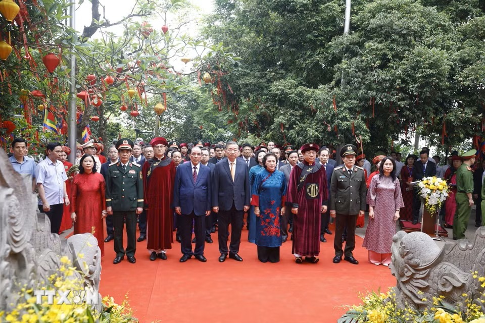 Tổng B&iacute; thư, Chủ tịch nước T&ocirc; L&acirc;m v&agrave; c&aacute;c đại biểu thực hiện nghi lễ tại Đền Thượng - Ảnh: TTXVN.