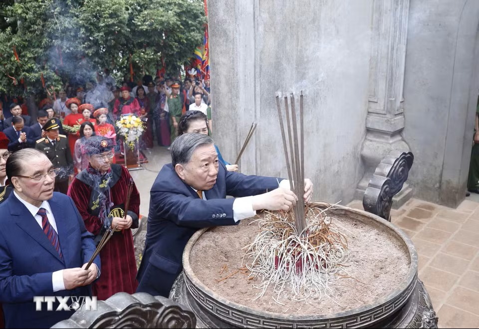 Tổng B&iacute; thư, Chủ tịch nước T&ocirc; L&acirc;m v&agrave; c&aacute;c đại biểu d&acirc;ng hương tại Đền Thượng - Ảnh: TTXVN.