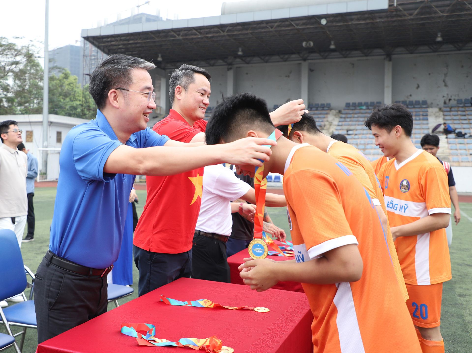 Anh Nguyễn Tường L&acirc;m v&agrave; anh Nguyễn Kim Quy trao huy chương cho c&aacute;c cầu thủ.