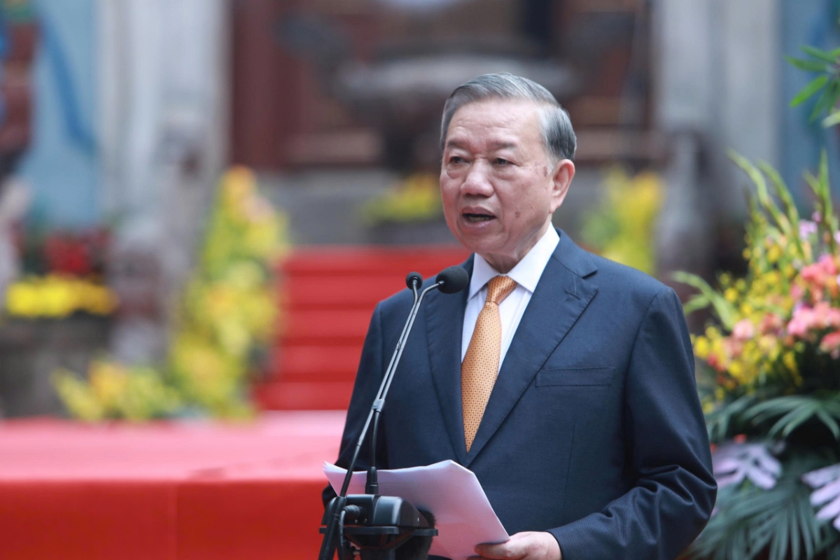 Tổng B&iacute; thư, Chủ tịch nước T&ocirc; L&acirc;m n&oacute;i chuyện với c&aacute;c tầng lớp nh&acirc;n d&acirc;n tại Khu di t&iacute;ch lịch sử Quốc gia Đặc biệt Đền H&ugrave;ng.