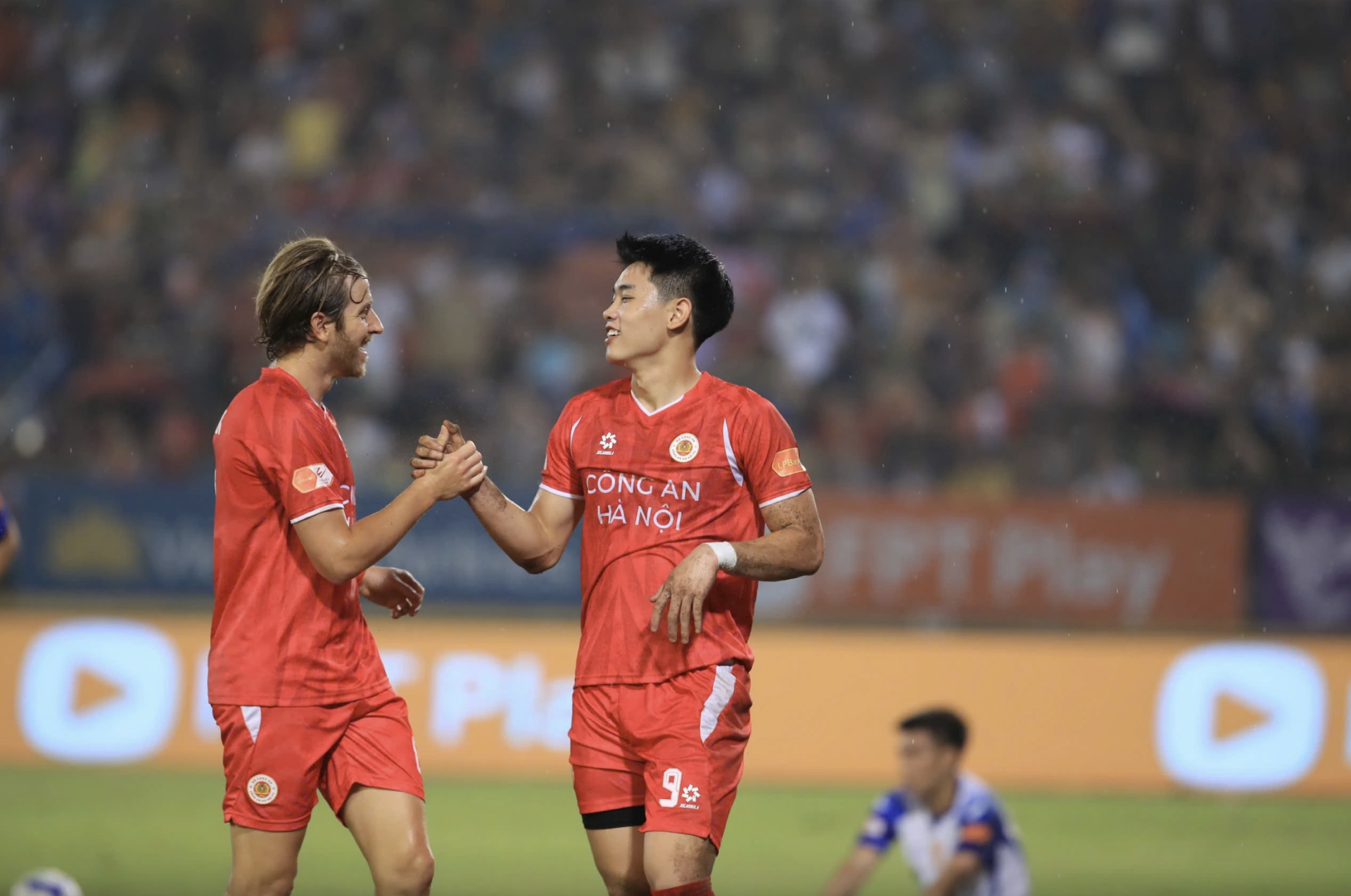 Đ&igrave;nh Bắc (phải) gi&uacute;p CLB CAHN thắng đậm SLNA.