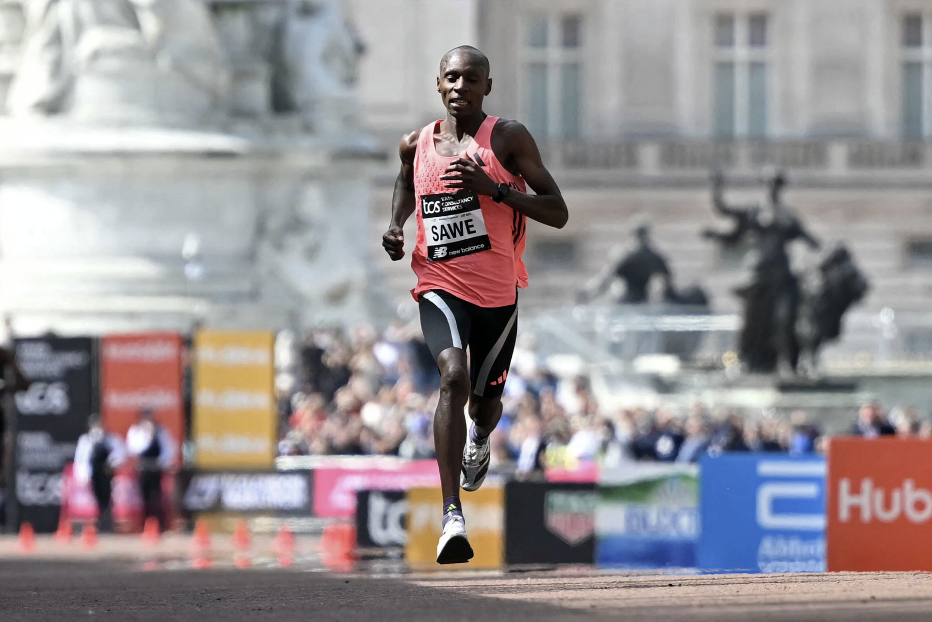 Runner Kenya Sebastian Sawe tr&ecirc;n đường chạy London Marathon 2026 ng&agrave;y 26/4, nơi anh về nhất với th&ocirc;ng số kỷ lục thế giới 1 giờ 59 ph&uacute;t 30 gi&acirc;y. 