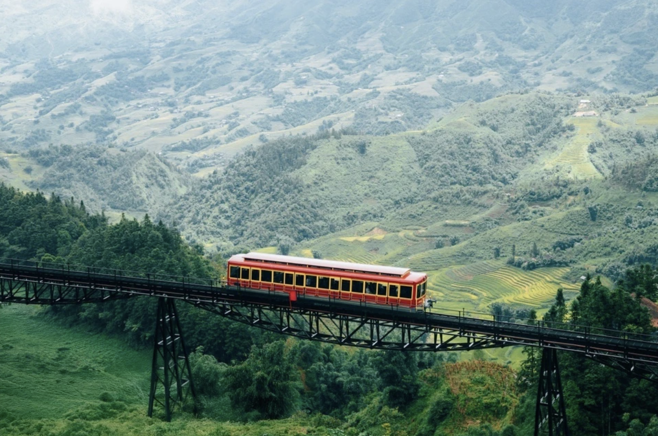 T&agrave;u qua thung lũng Mường Hoa, Sa Pa.