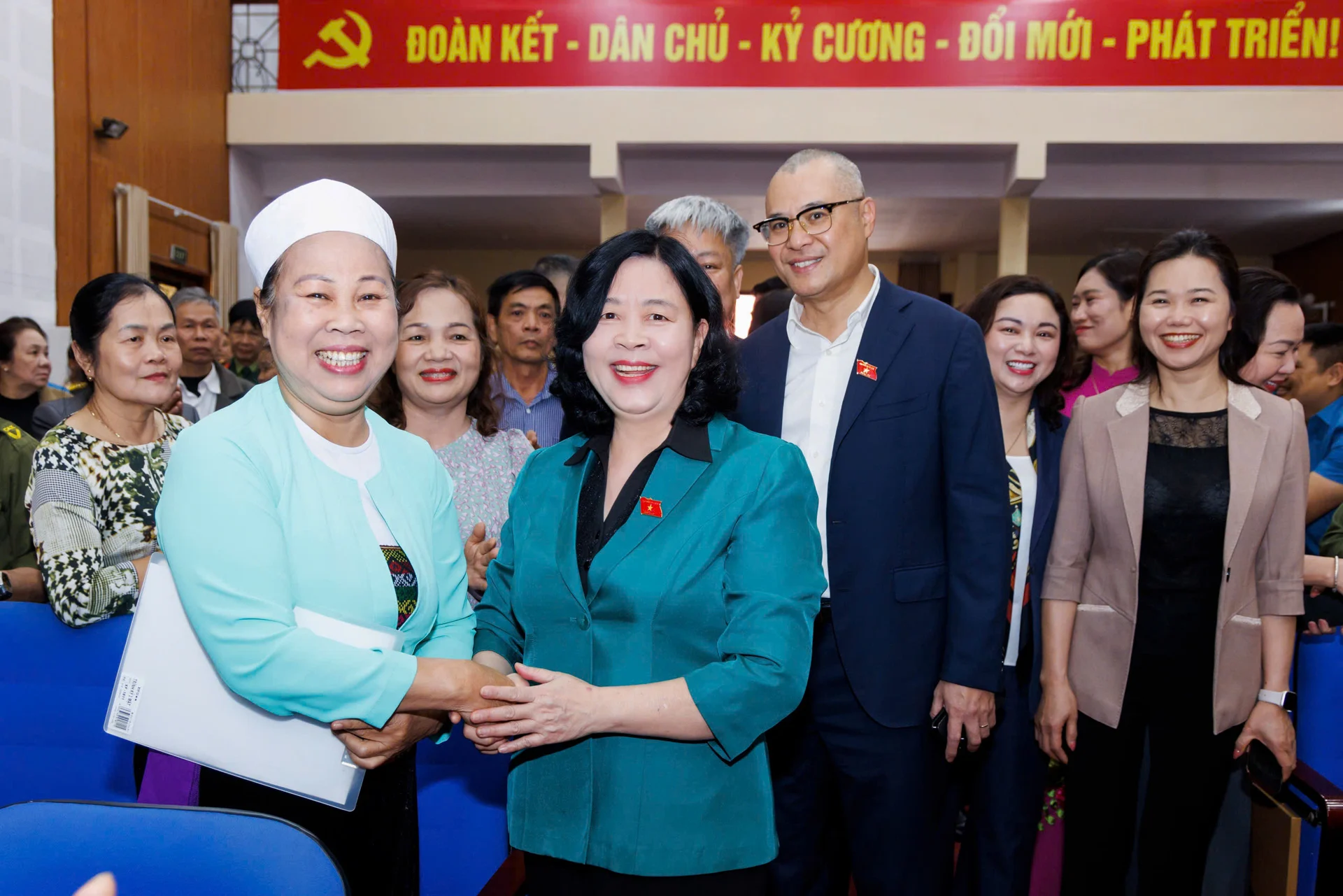 Ủy vi&ecirc;n Bộ Ch&iacute;nh trị, B&iacute; thư Trung ương Đảng, B&iacute; thư Đảng ủy MTTQ, c&aacute;c đo&agrave;n thể Trung ương, Chủ tịch UBTƯ MTTQ Việt Nam B&ugrave;i Thị Minh Ho&agrave;i