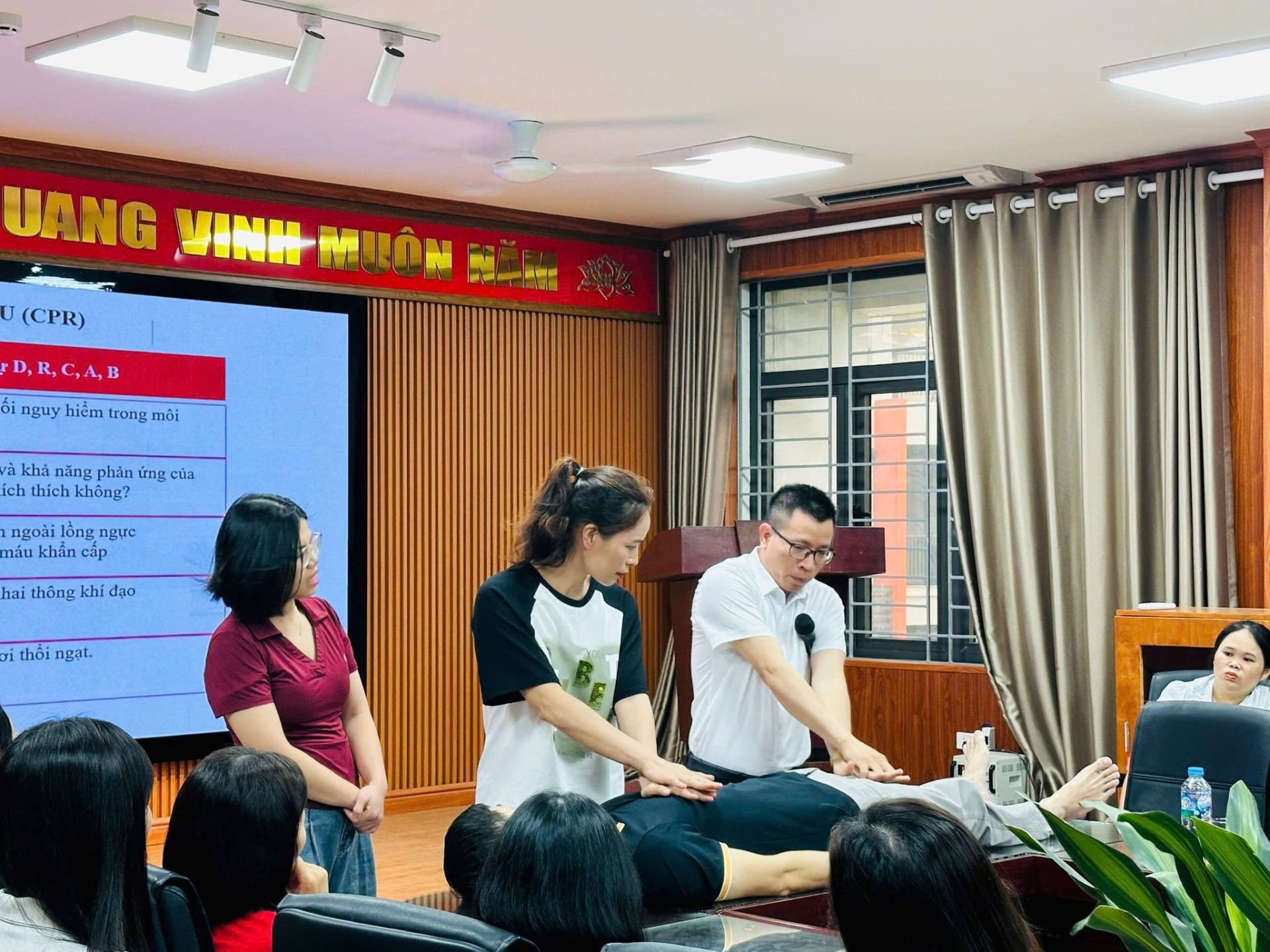 Phụ huynh thực h&agrave;nh sơ cứu trong c&aacute;c t&igrave;nh huống nguy cấp.