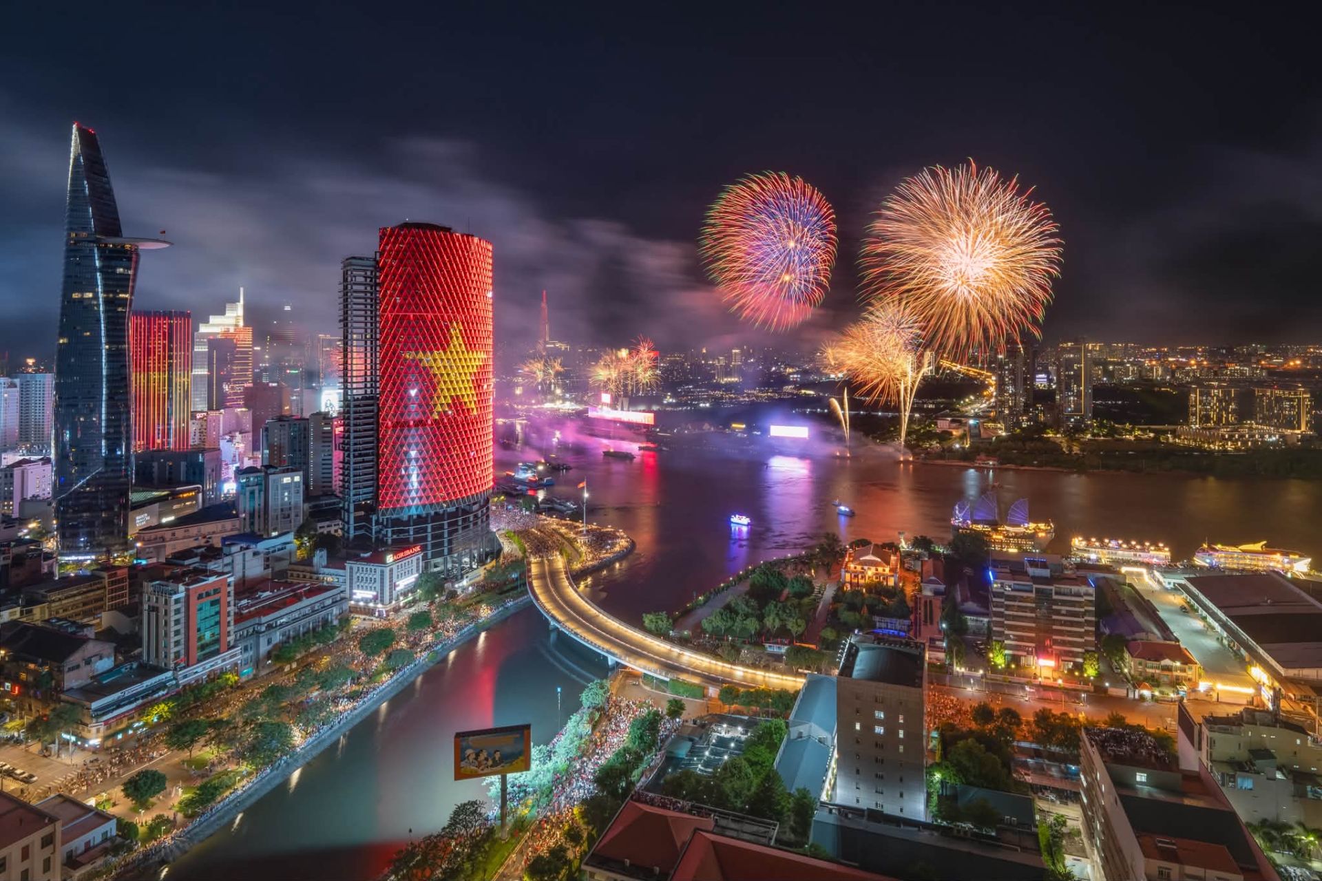 Dịp Lễ 30/4 năm nay, TP.HCM bắn ph&aacute;o hoa tại 8 điểm, trong đ&oacute; 3 điểm tầm cao v&agrave; 5 điểm tầm thấp.