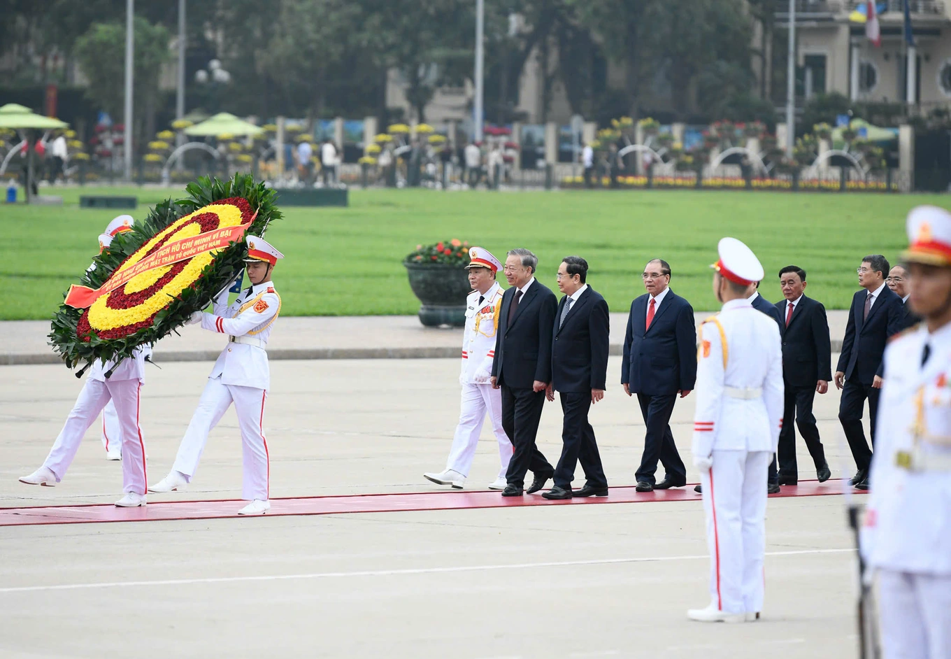 Đo&agrave;n đại biểu Ban Chấp h&agrave;nh Trung ương Đảng, Chủ tịch nước, Quốc hội, Ch&iacute;nh phủ, Ủy ban Trung ương MTTQ Việt Nam v&agrave;o Lăng viếng Chủ tịch Hồ Ch&iacute; Minh.