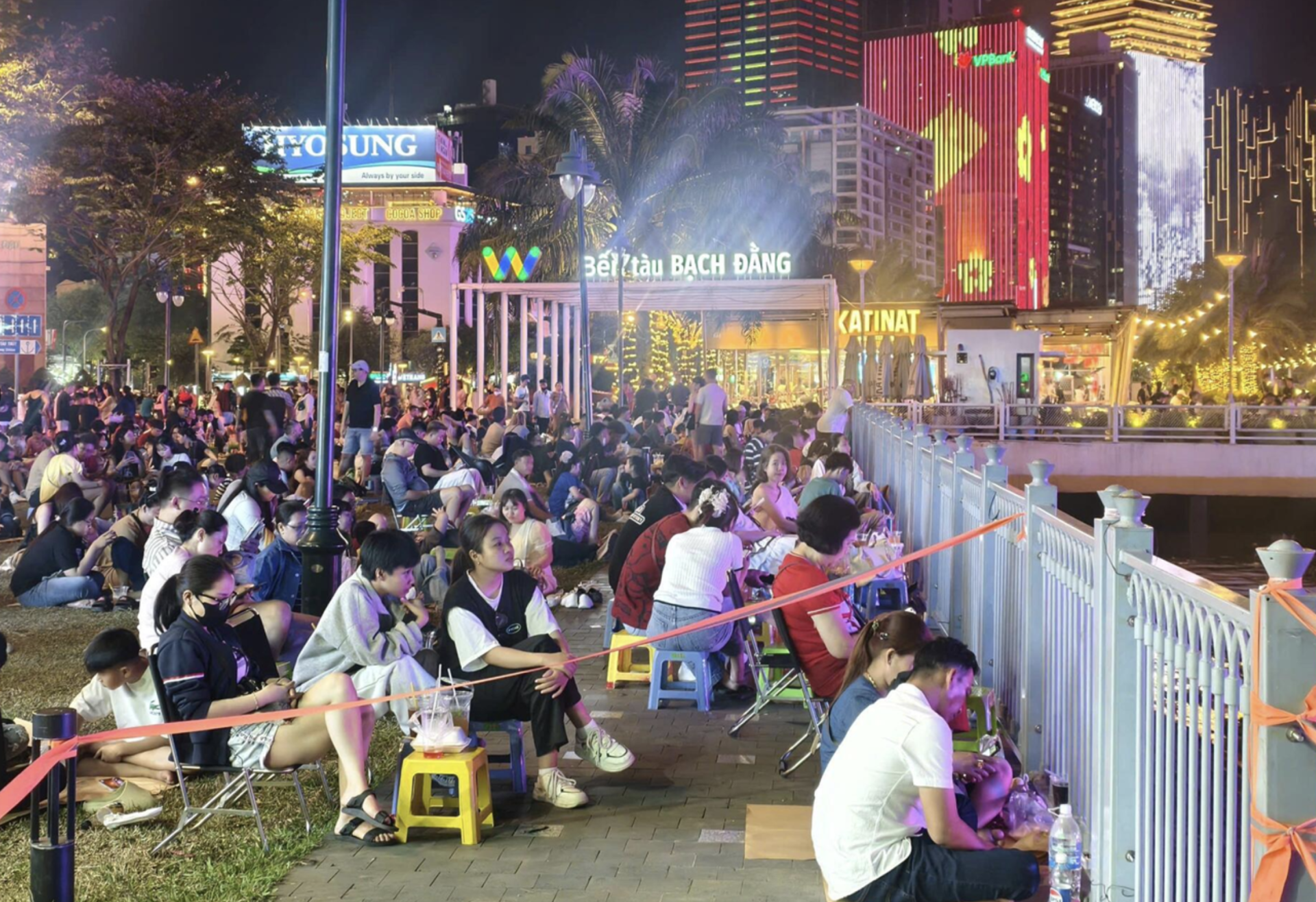 C&ocirc;ng vi&ecirc;n bờ s&ocirc;ng lu&ocirc;n l&agrave; sự lựa chọn xem ph&aacute;o hoa 