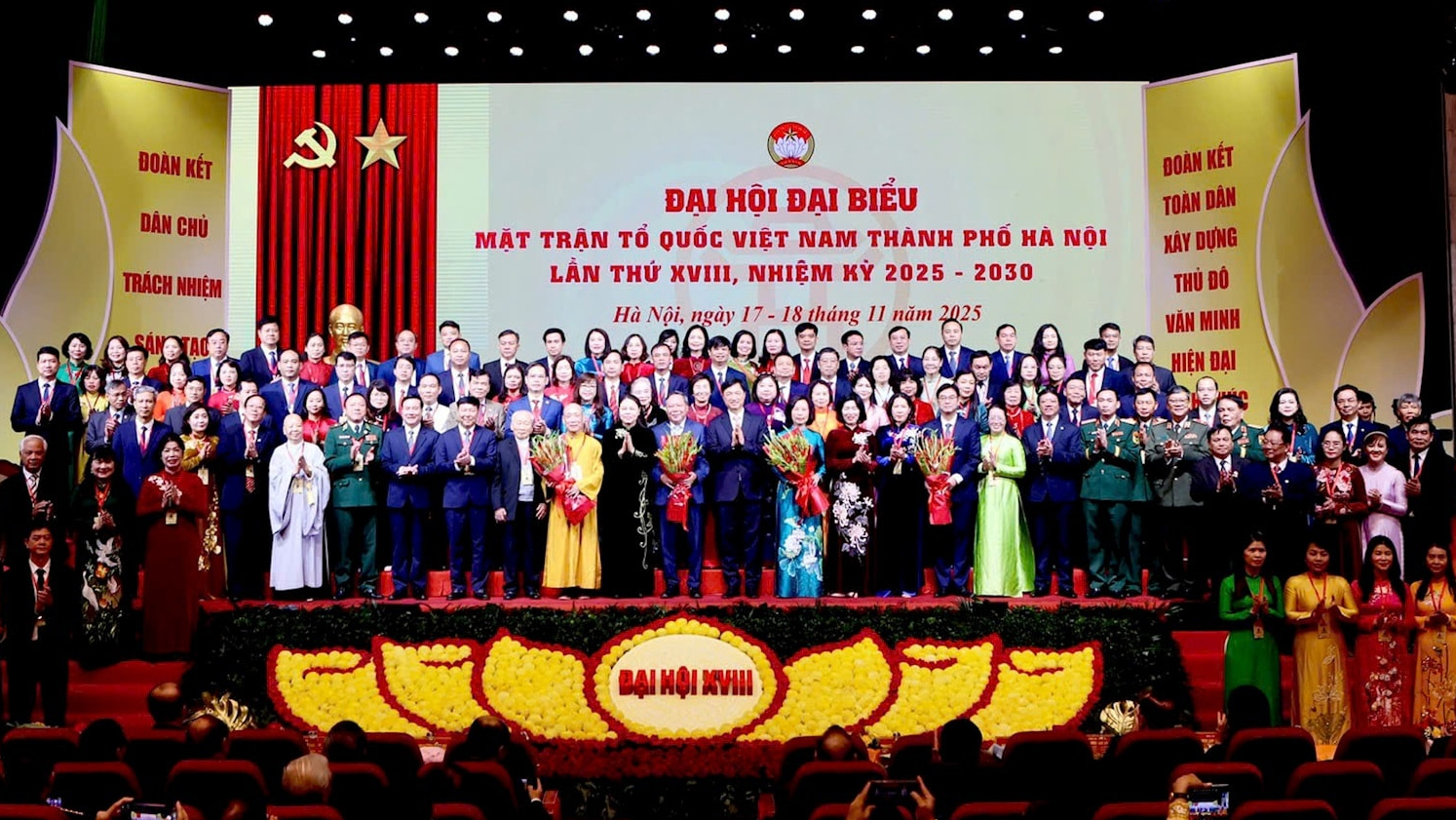 C&aacute;c đồng ch&iacute; l&atilde;nh đạo Trung ương v&agrave; TP H&agrave; Nội ch&uacute;c mừng 126 Ủy vi&ecirc;n Ủy ban MTTQ Việt Nam TP H&agrave; Nội kh&oacute;a XVIII.