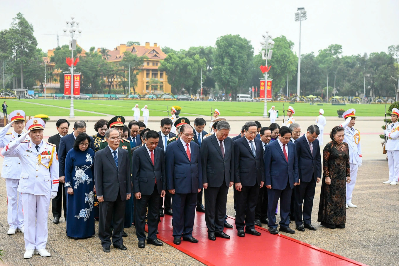 C&aacute;c l&atilde;nh đạo, nguy&ecirc;n l&atilde;nh đạo Đảng, Nh&agrave; nước b&agrave;y tỏ l&ograve;ng biết ơn v&ocirc; hạn, th&agrave;nh k&iacute;nh tưởng nhớ c&ocirc;ng lao to lớn của Chủ tịch Hồ Ch&iacute; Minh đối với sự nghiệp c&aacute;ch mạng của Đảng v&agrave; d&acirc;n tộc