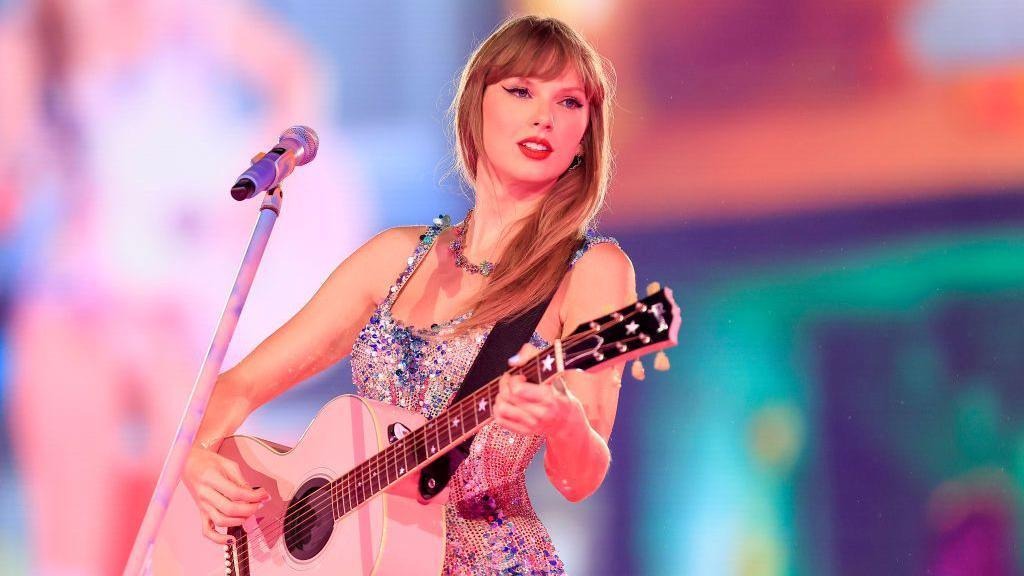 Taylor Swift đã n&ocirc;̣p đơn đăng ký giọng nói và hình ảnh, nhằm tránh bị lợi dụng bởi AI.