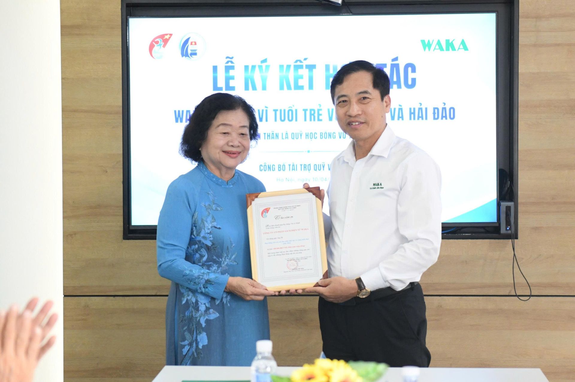 Bác Trương Mỹ Hoa trao Thư cảm ơn tới C&ocirc;ng ty Cổ phần S&aacute;ch điện tử Waka
