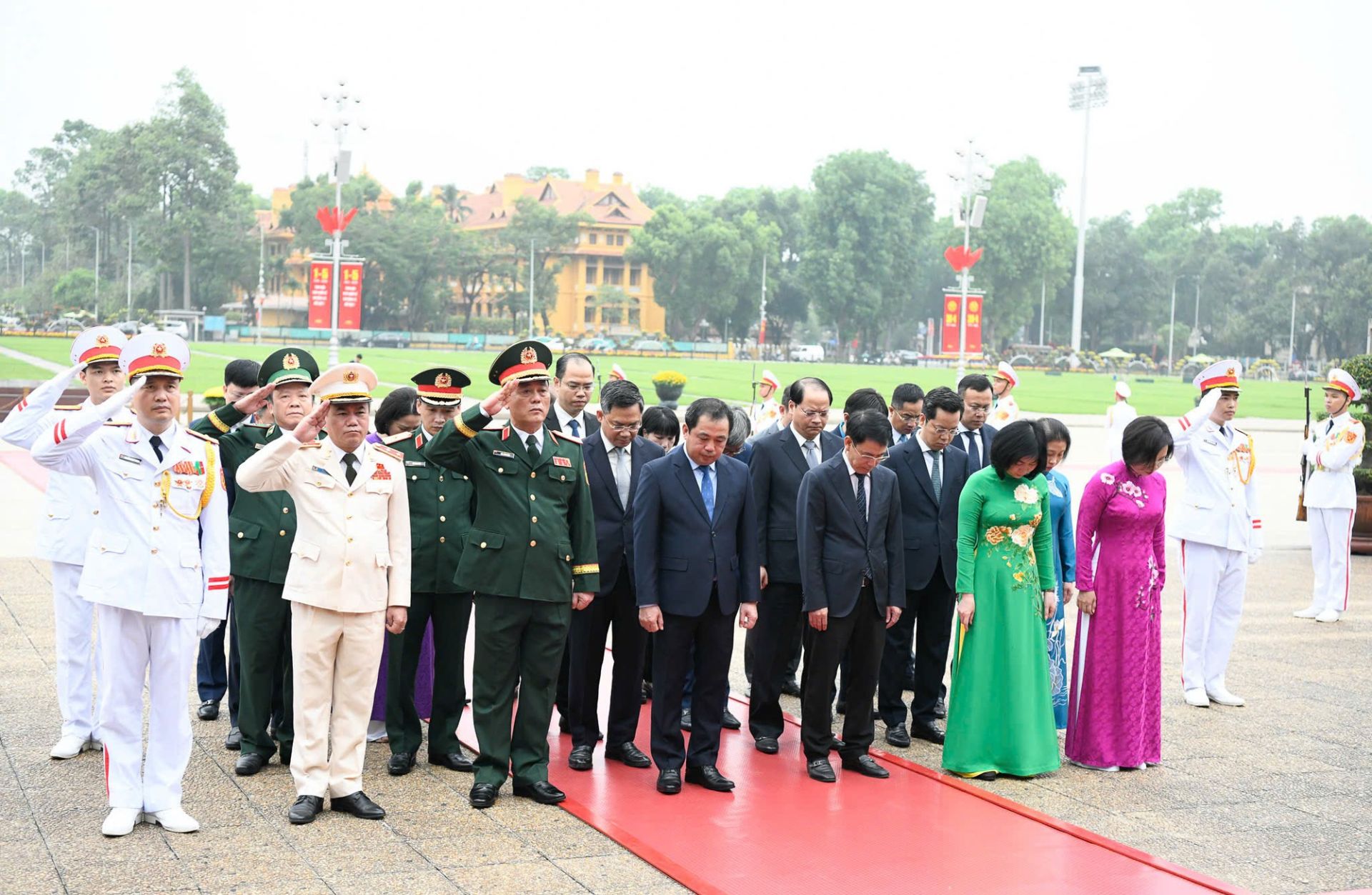 Đo&agrave;n đại biểu Th&agrave;nh ủy, HĐND, UBND th&agrave;nh phố H&agrave; Nội đến đặt v&ograve;ng hoa, v&agrave;o Lăng viếng Chủ tịch Hồ Ch&iacute; Minh.