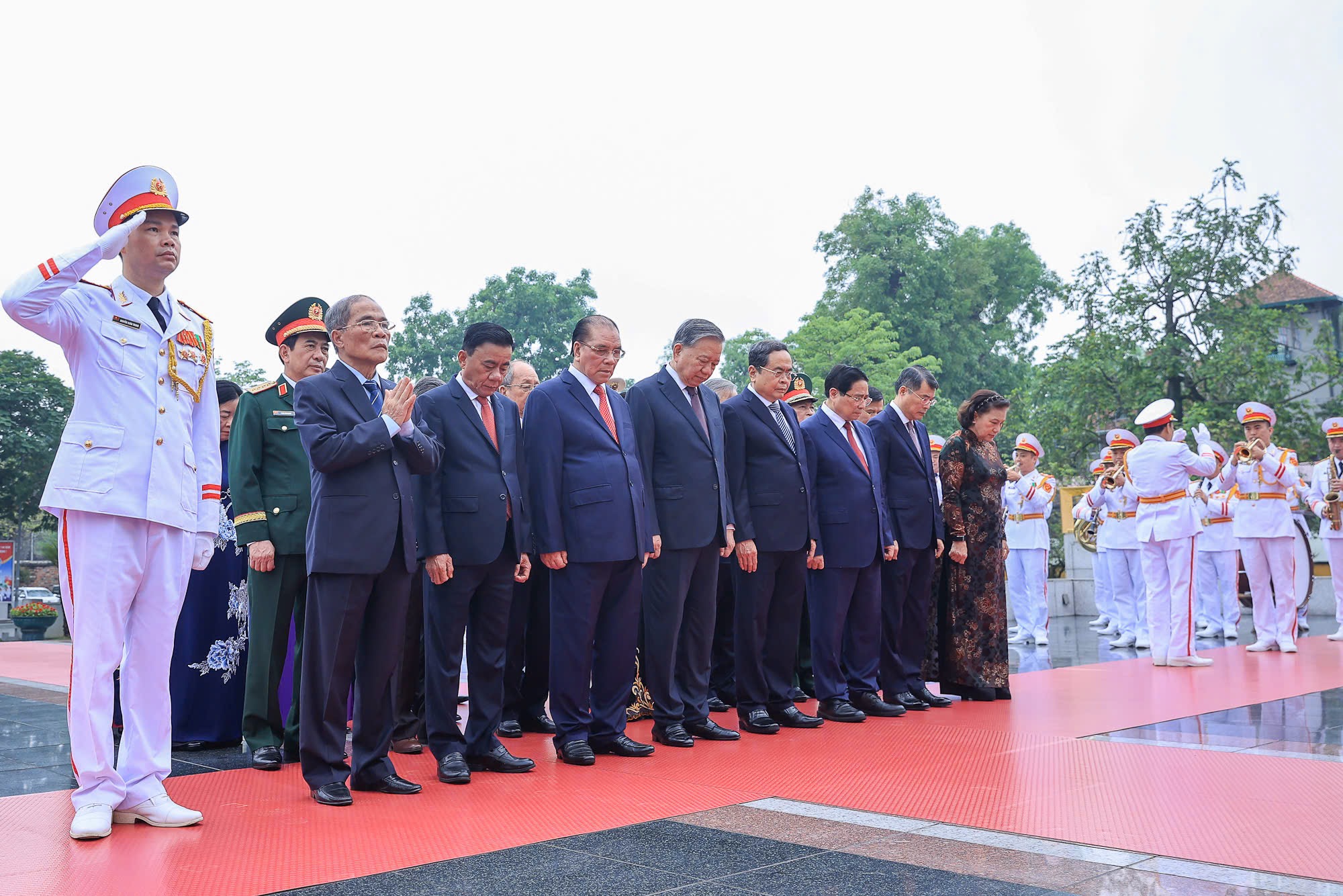 Đo&agrave;n đại biểu l&atilde;nh đạo Đảng, Nh&agrave; nước tới đặt v&ograve;ng hoa, d&acirc;ng hương tưởng niệm c&aacute;c Anh h&ugrave;ng liệt sĩ tại Đ&agrave;i Tưởng niệm c&aacute;c Anh h&ugrave;ng liệt sĩ tr&ecirc;n đường Bắc Sơn.