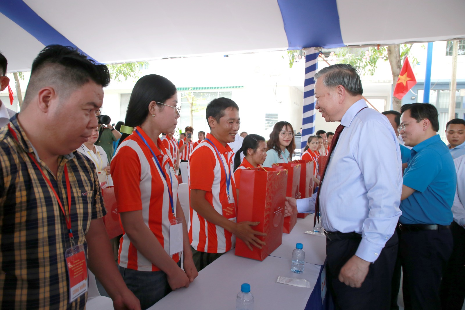 Tổng B&iacute; thư, Chủ tịch nước T&ocirc; L&acirc;m tặng qu&agrave; cho c&ocirc;ng nh&acirc;n. 