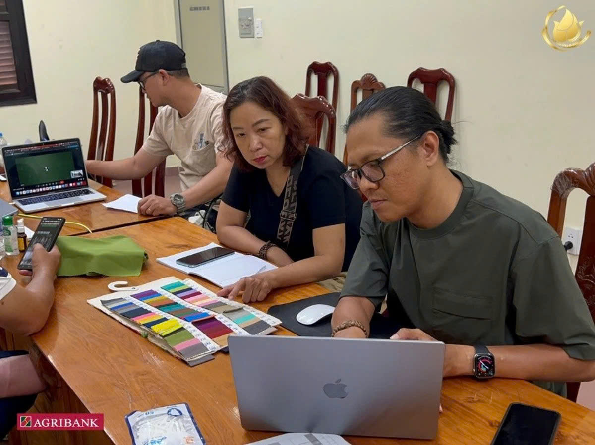 Tổ phục trang nghi&ecirc;n cứu, t&aacute;i hiện c&aacute;c loại qu&acirc;n phục, trang phục đặc trưng của giai đoạn diễn ra chuy&ecirc;n &aacute;n. Ảnh: Đo&agrave;n l&agrave;m phim cung cấp.