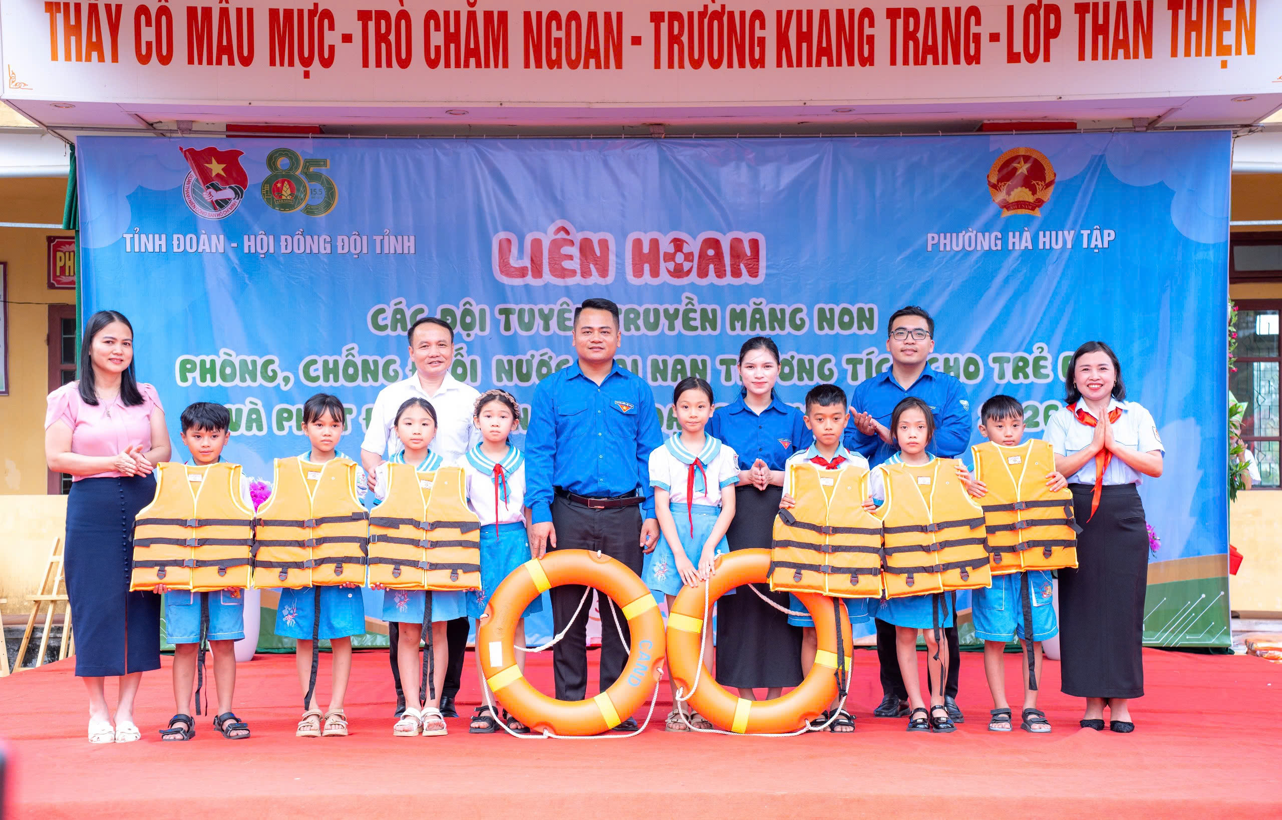 Cũng dịp n&agrave;y, Tỉnh đo&agrave;n - Hội đồng Đội tỉnh trao tặng trường Tiểu học 2 T&acirc;n L&acirc;m Hương 1 m&aacute;y lọc nước v&agrave; 40 th&ugrave;ng sữa, v&agrave; tặng 10 phao bơi, 20 &aacute;o phao cho Đo&agrave;n phường H&agrave; Huy Tập v&agrave; li&ecirc;n đội. Đo&agrave;n Thanh ni&ecirc;n - Hội đồng Đội phường H&agrave; Huy Tập hỗ trợ c&aacute;c em thiếu nhi gặp ho&agrave;n cảnh kh&oacute; khăn tr&ecirc;n địa b&agrave;n 3 lớp học bơi miễn ph&iacute; trị gi&aacute; 55 triệu đồng.