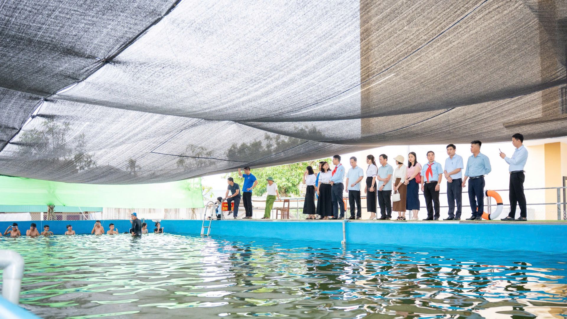 Học sinh được trực tiếp kiểm tra kiến thức về một số kỹ năng an to&agrave;n dưới nước