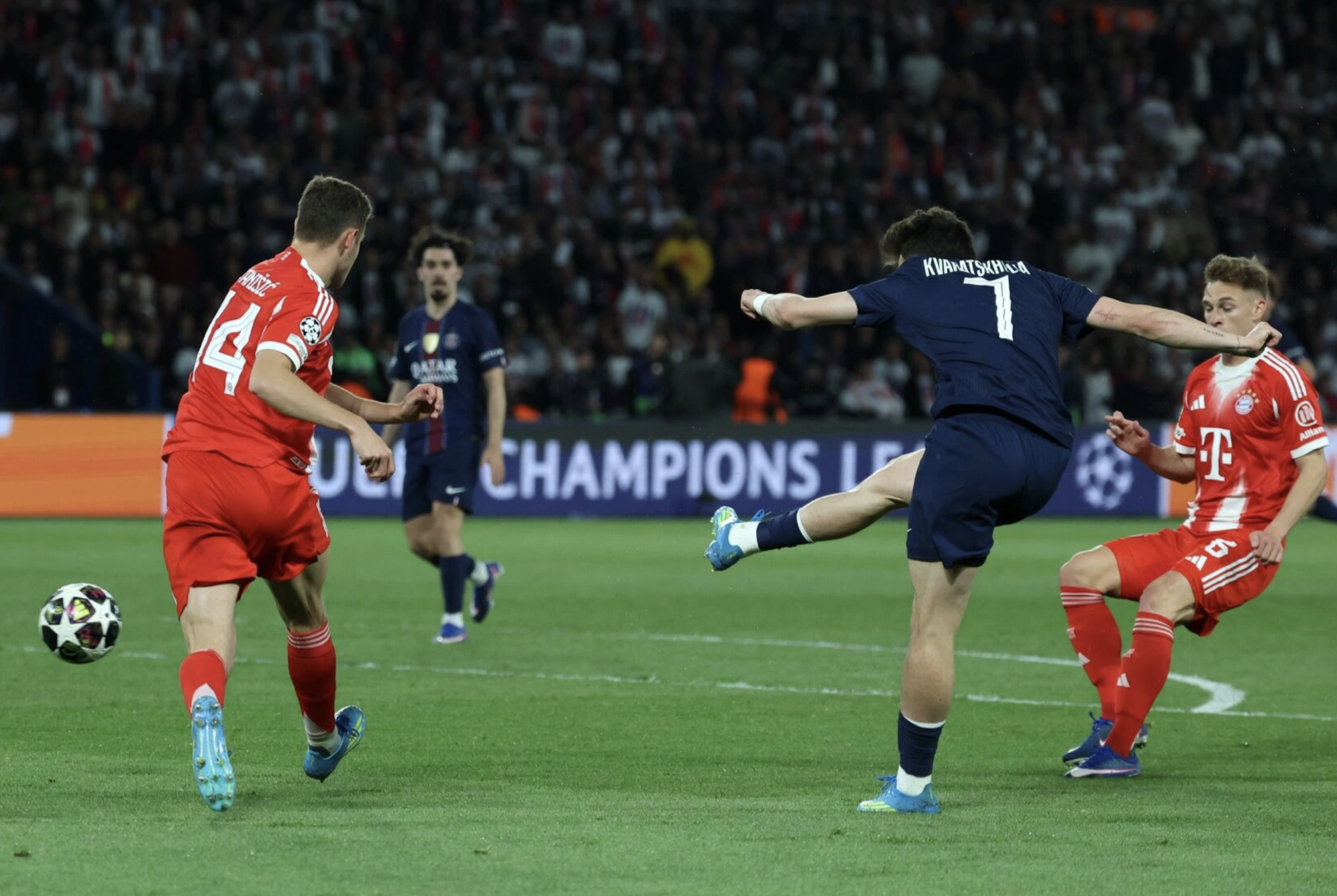 Kvaratskhelia ghi b&agrave;n thắng gỡ h&ograve;a 1-1 cho PSG.