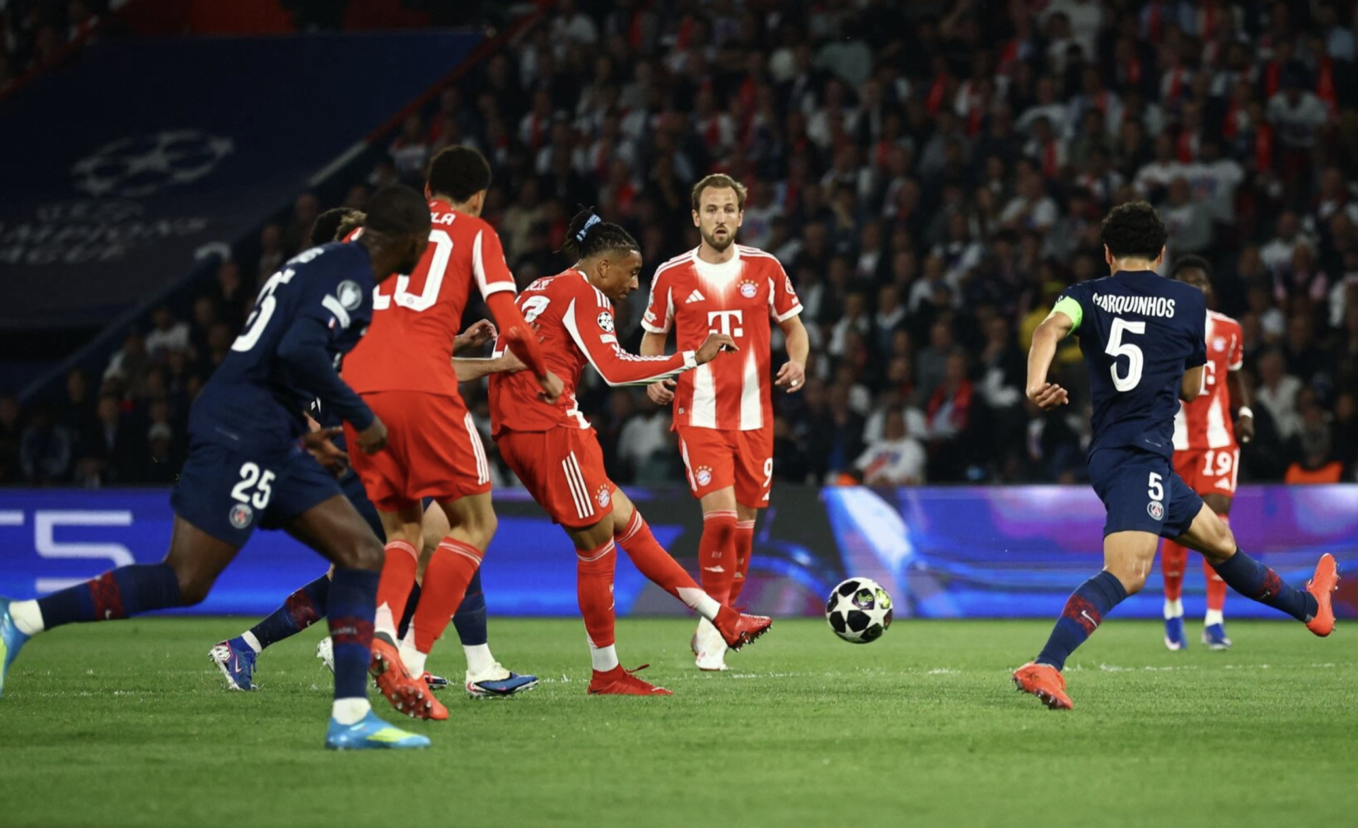 Olise gỡ h&ograve;a 2-2 cho Bayern.